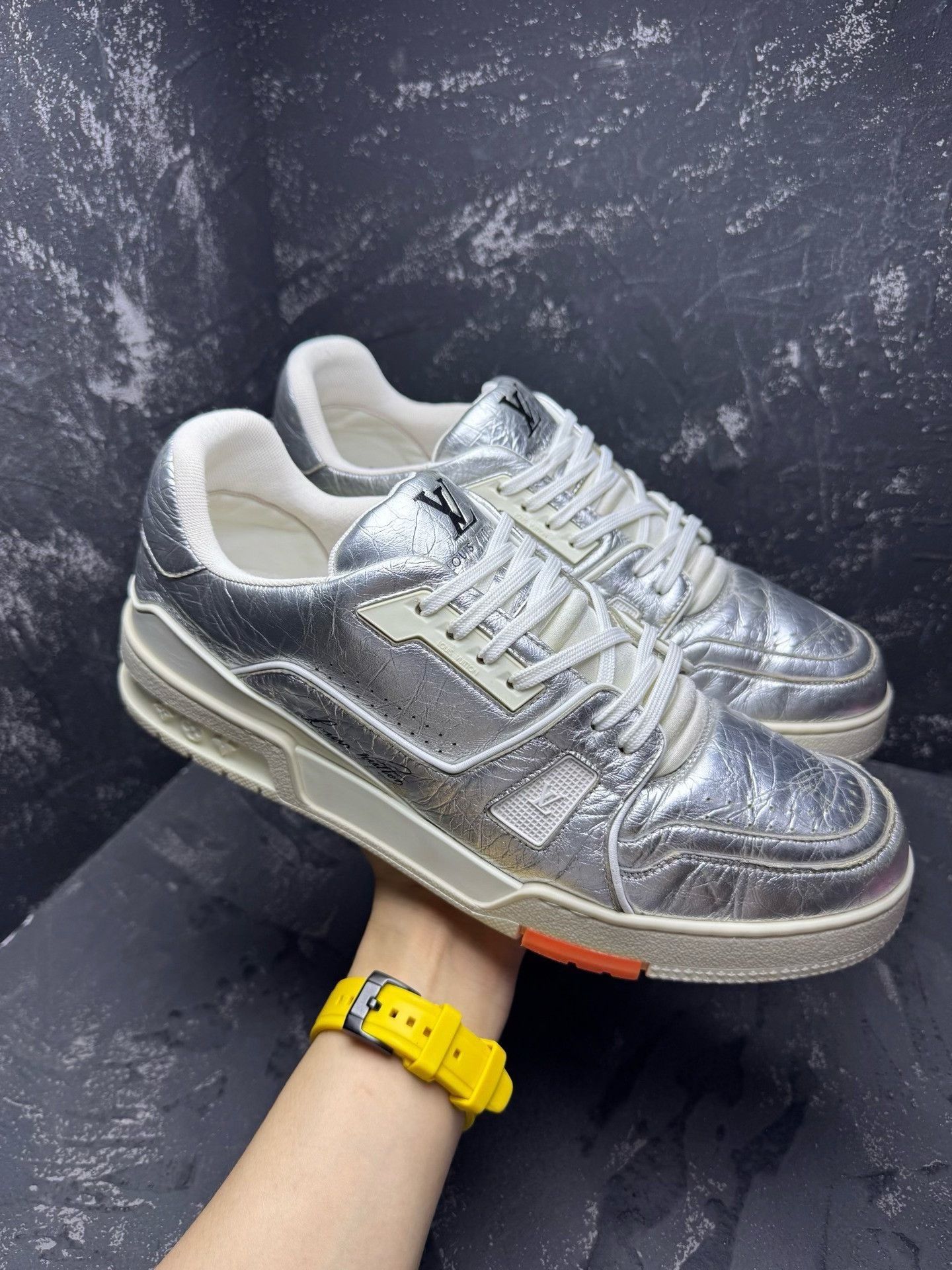 Louis Vuitton Louis Vuitton Training Silver Lowtop Sneakers 10.5 Men Size US 10.5 / EU 43-44 - 7 Thumbnail
