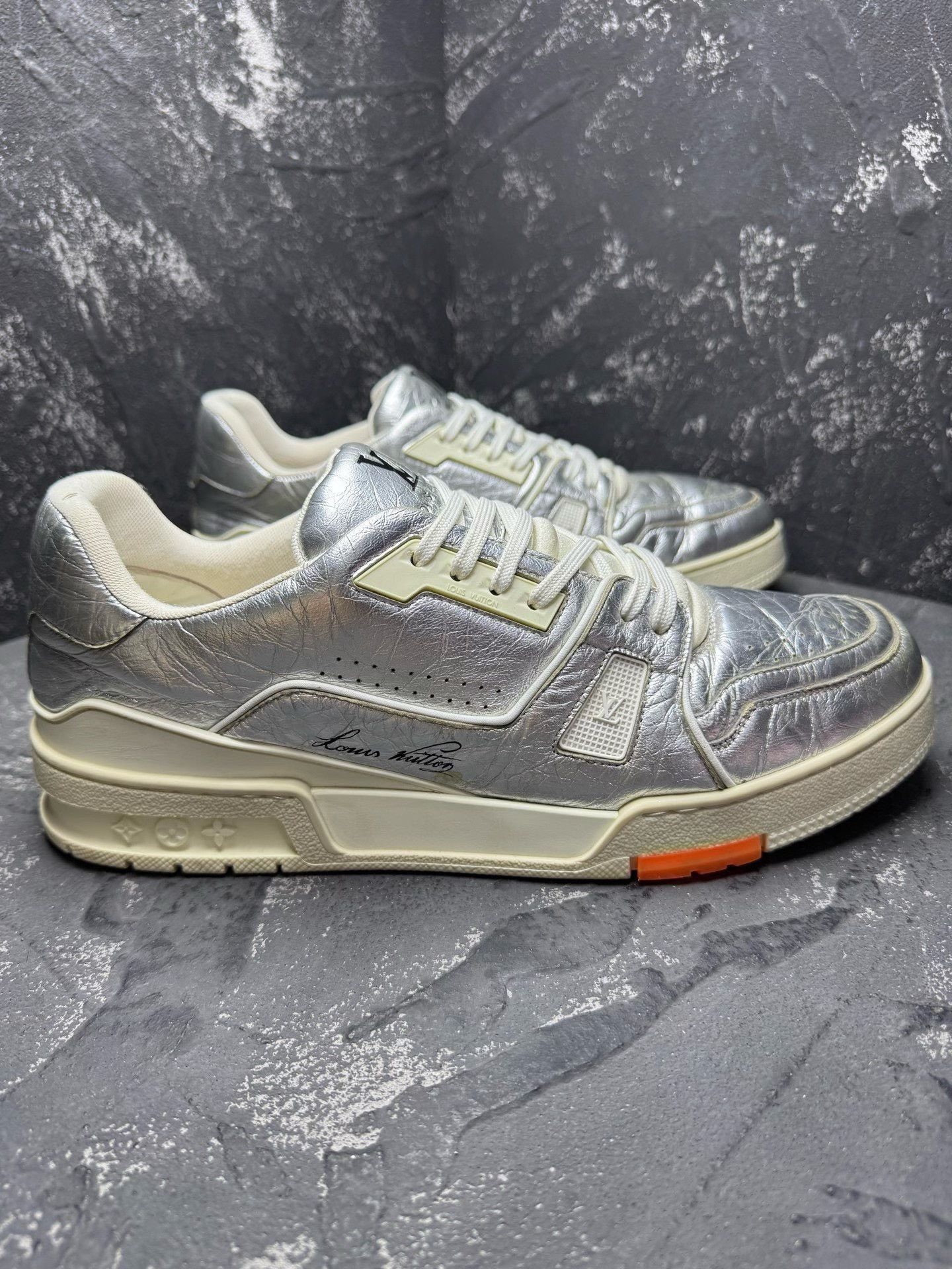 Louis Vuitton Louis Vuitton Training Silver Lowtop Sneakers 10.5 Men Size US 10.5 / EU 43-44 - 4 Thumbnail