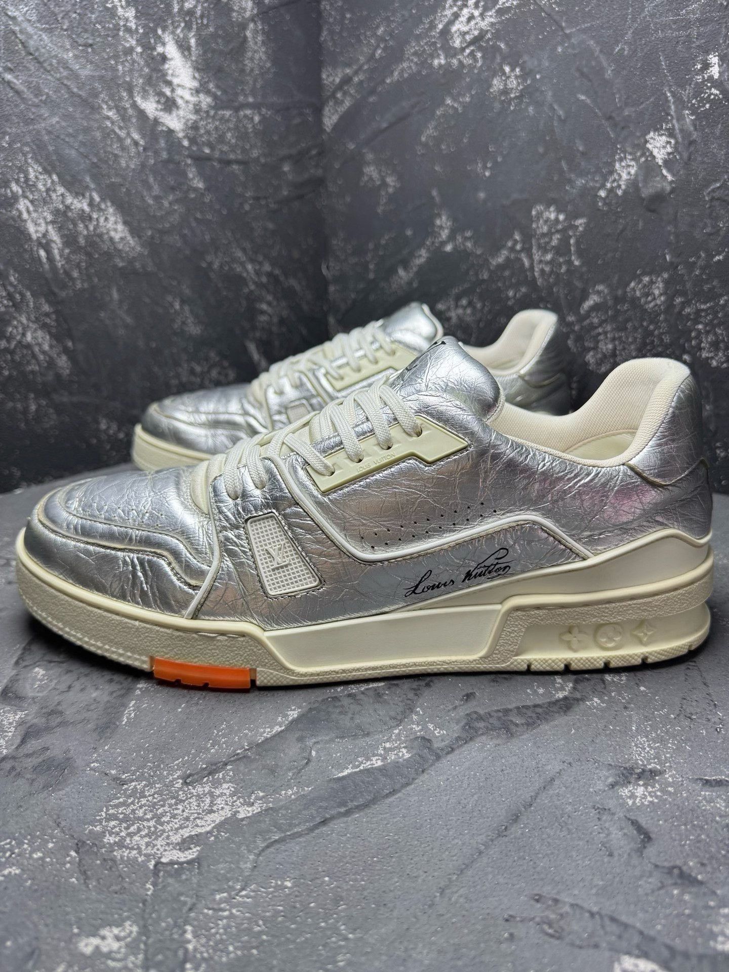 Louis Vuitton Louis Vuitton Training Silver Lowtop Sneakers 10.5 Men Size US 10.5 / EU 43-44 - 2 Thumbnail
