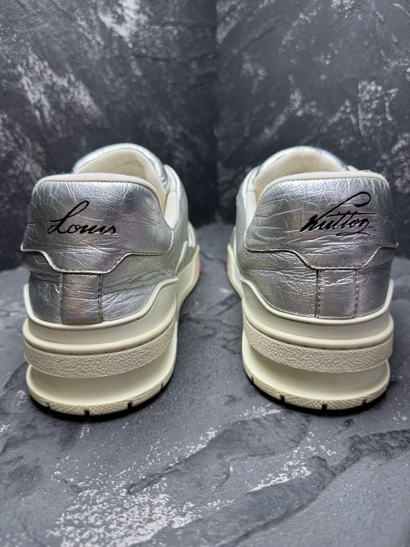 Louis Vuitton Louis Vuitton Training Silver Lowtop Sneakers 10.5 Men Size US 10.5 / EU 43-44 - 3 Thumbnail
