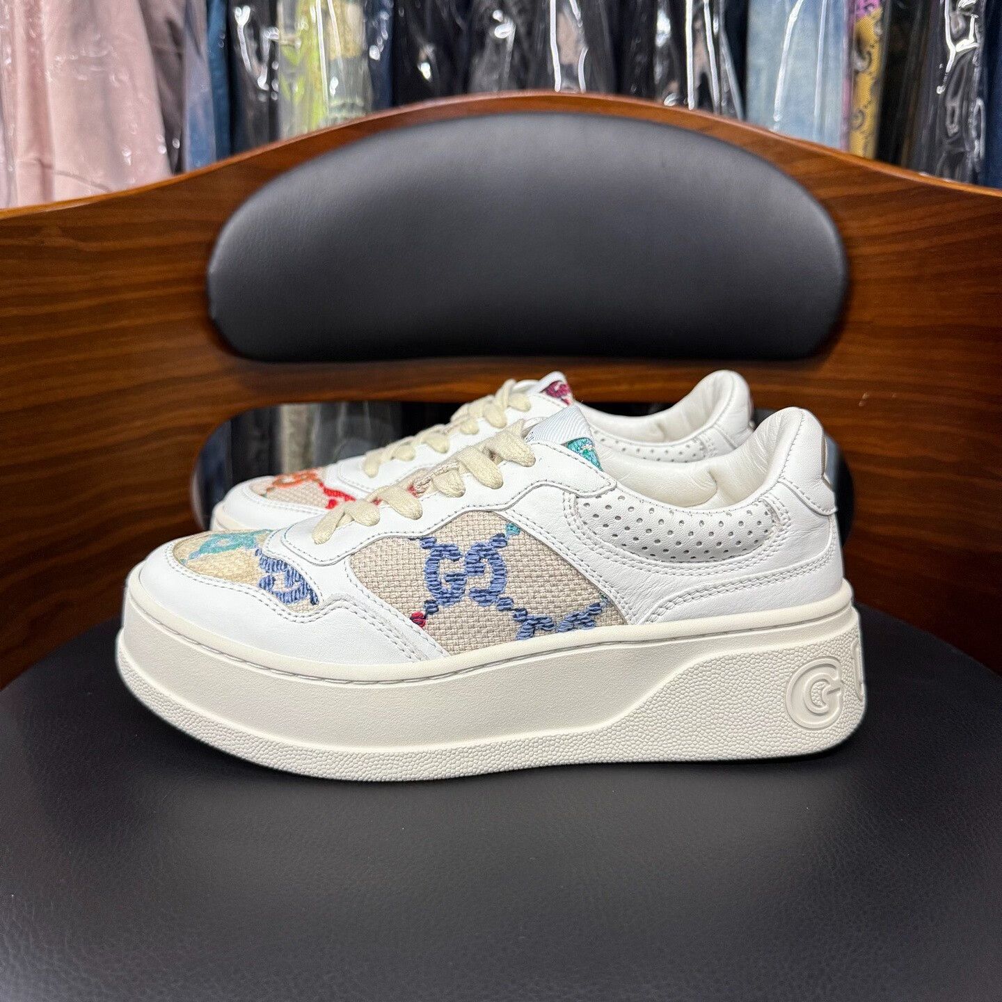 Gucci Gucci Embroidered White Lowtop Sneakers us_5 Women Size US 5 / IT 35 - 6 Thumbnail