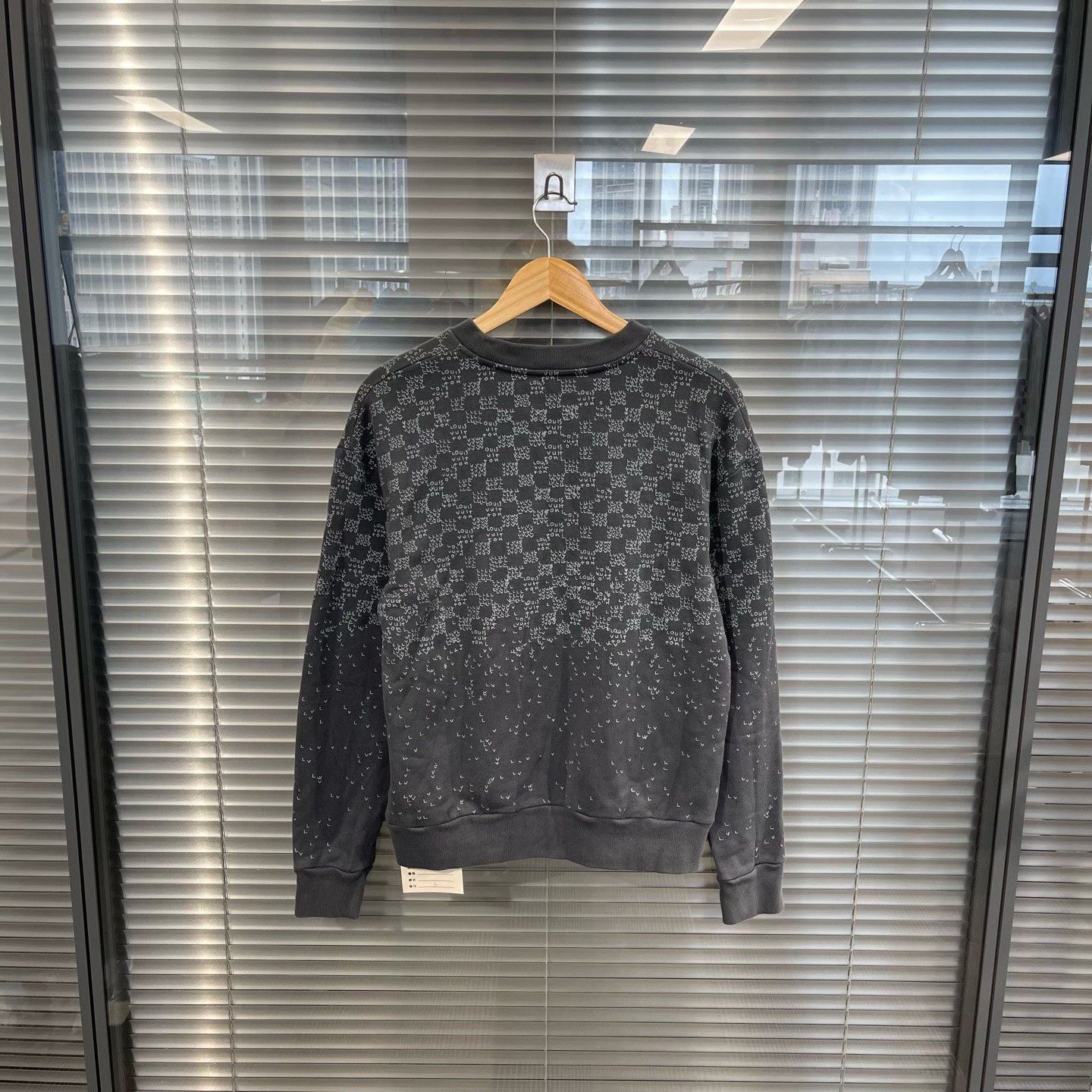 Louis Vuitton Louis Vuitton Damier Gradient Sweatshirt Size S Size US S / EU 44-46 / 1 - 2 Thumbnail