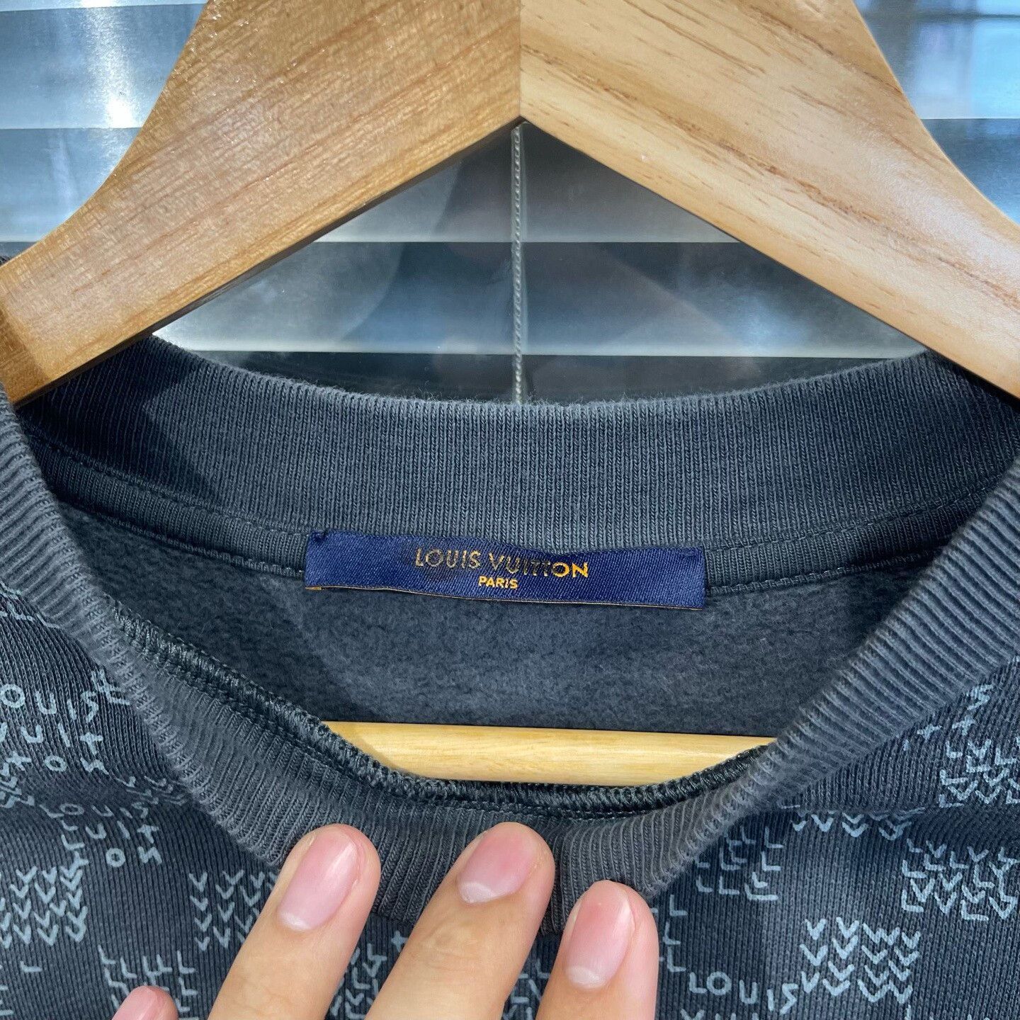 Louis Vuitton Louis Vuitton Damier Gradient Sweatshirt Size S Size US S / EU 44-46 / 1 - 3 Thumbnail