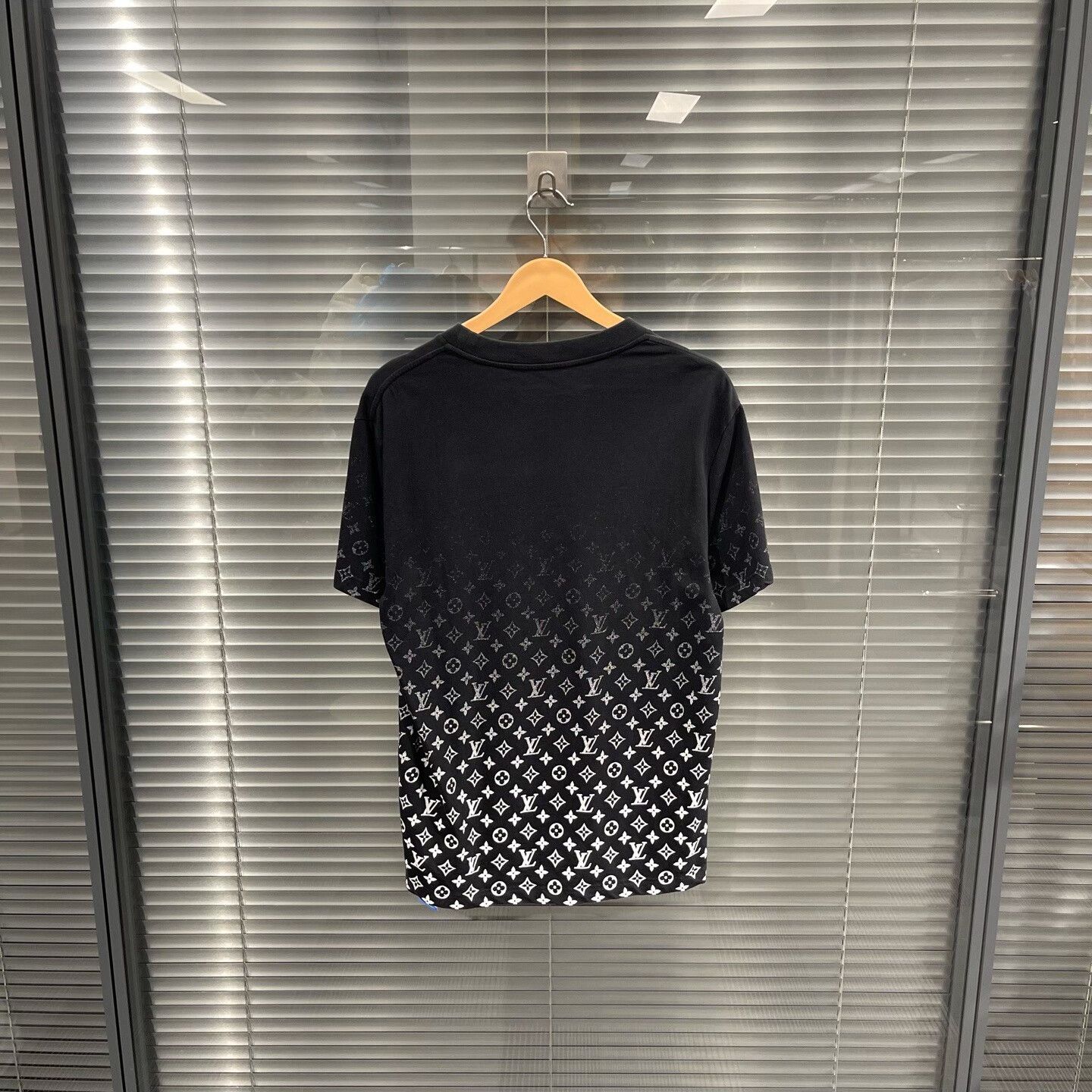 Louis Vuitton Louis Vuitton Gradient Monogram T-Shirt Size M Size US M / EU 48-50 / 2 - 2 Thumbnail