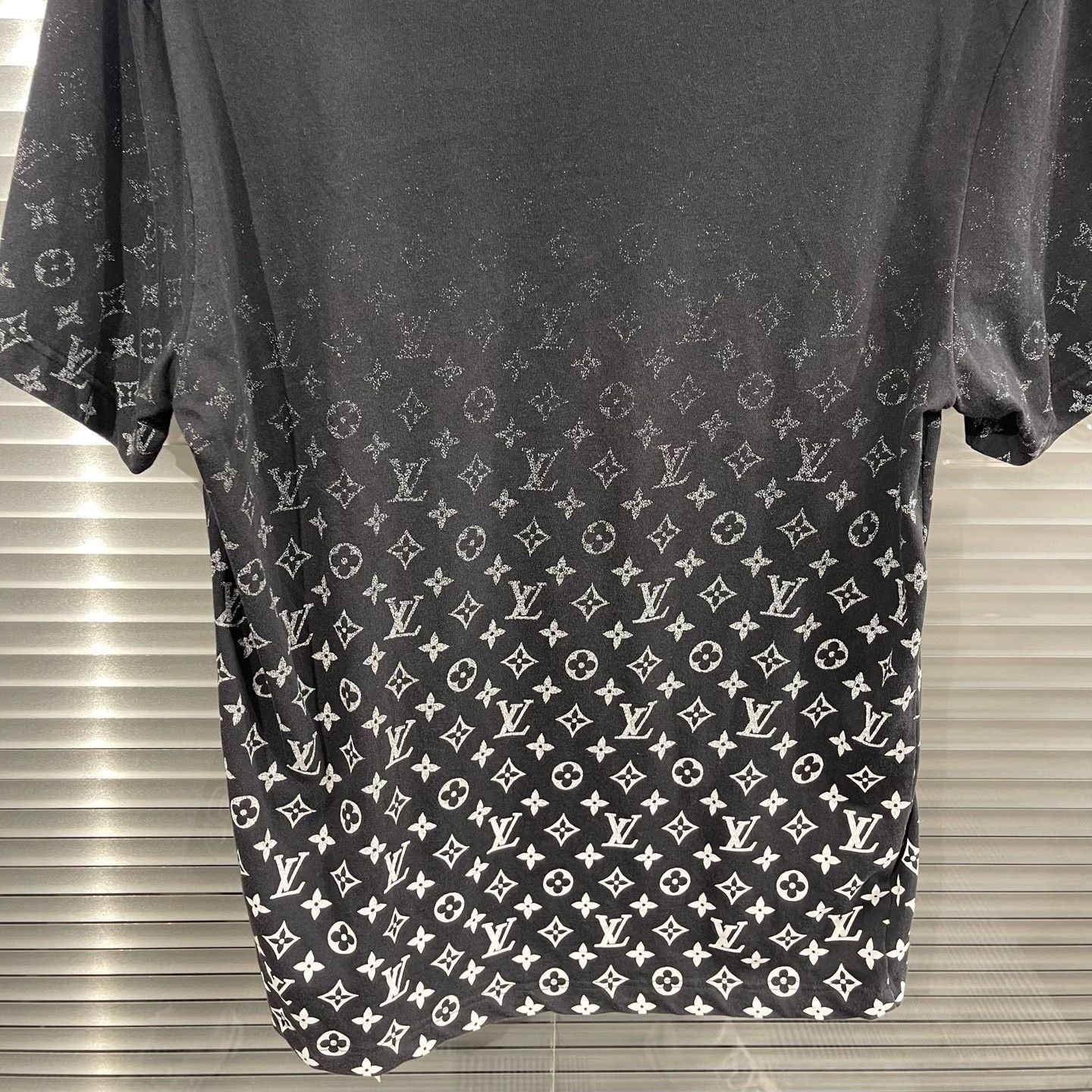 Louis Vuitton Louis Vuitton Gradient Monogram T-Shirt Size M Size US M / EU 48-50 / 2 - 5 Thumbnail