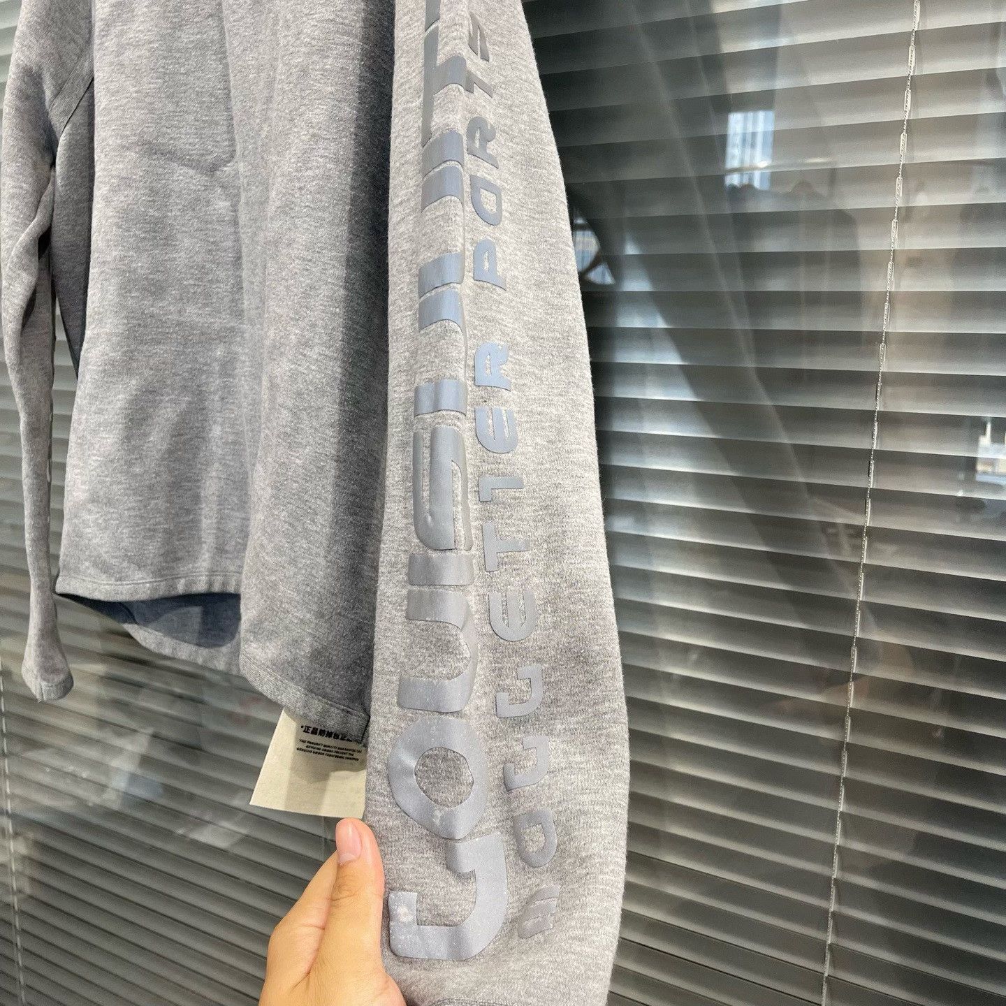 Louis Vuitton Louis Vuitton Reflective Logo Sweatshirt XL Size US XL / EU 56 / 4 - 4 Thumbnail