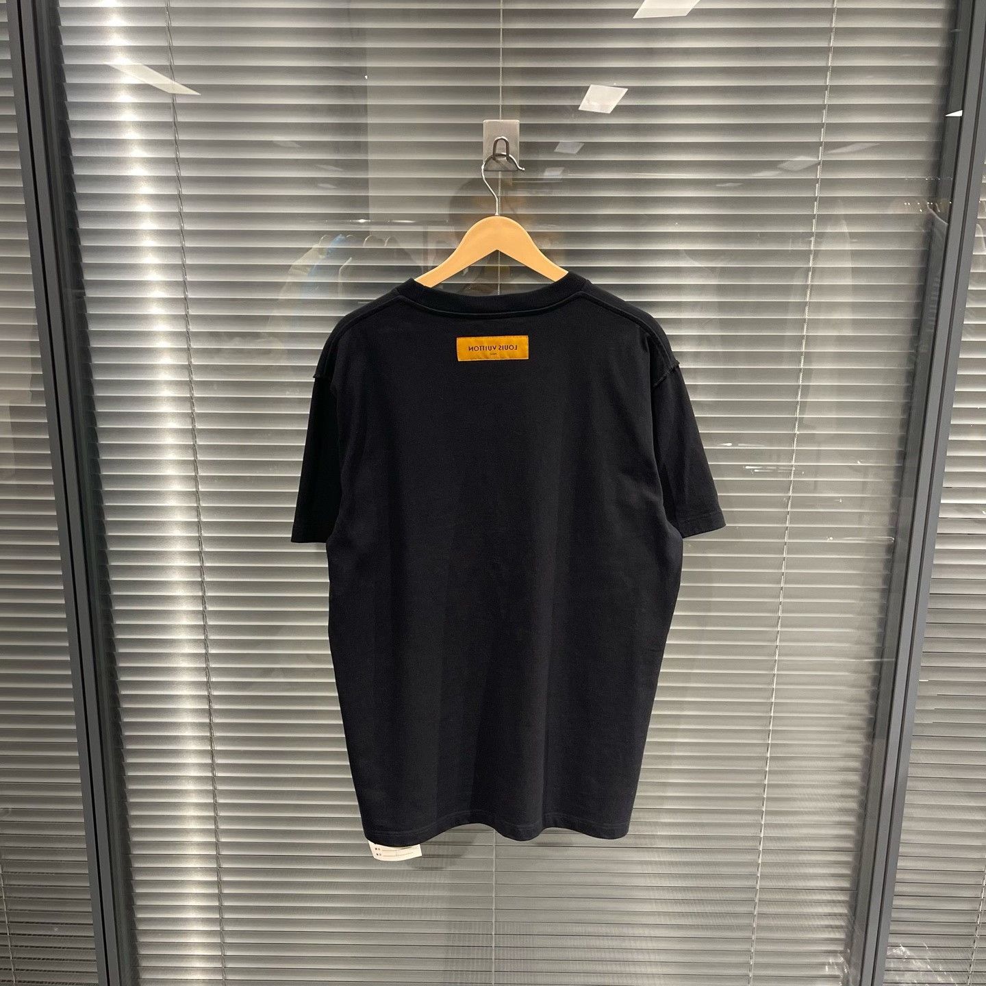 Louis Vuitton Louis Vuitton LV Logo Paper Plane T-Shirt L Size US L / EU 52-54 / 3 - 2 Thumbnail