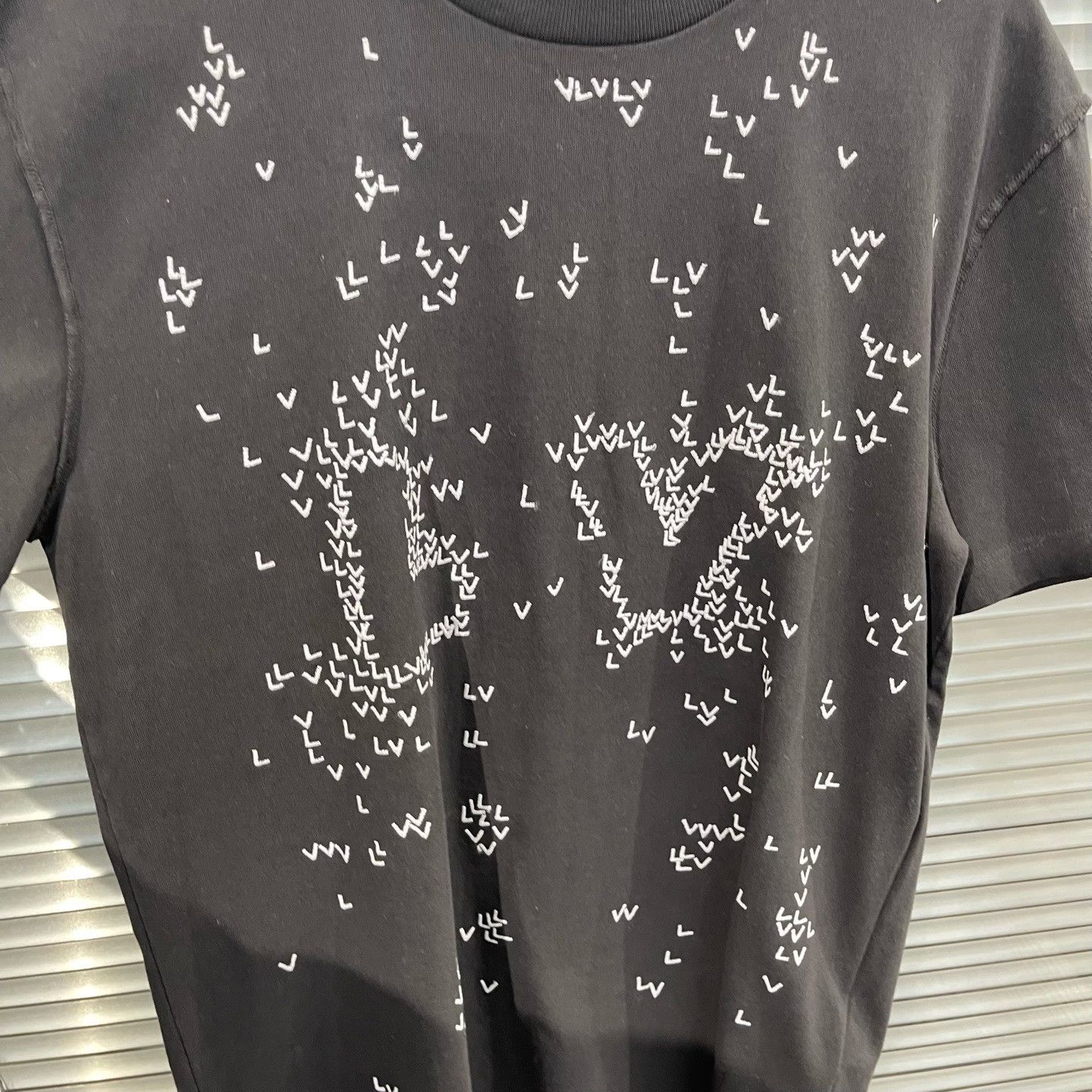 Louis Vuitton Louis Vuitton LV Logo Paper Plane T-Shirt L Size US L / EU 52-54 / 3 - 4 Thumbnail