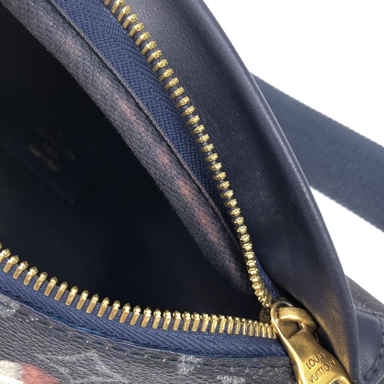 Louis Vuitton Louis Vuitton Louis Vuitton Monogram Discovery Bumbag Textile Belt Bag M23905 DUTY FREE for USA Size ONE SIZE - 9 Thumbnail
