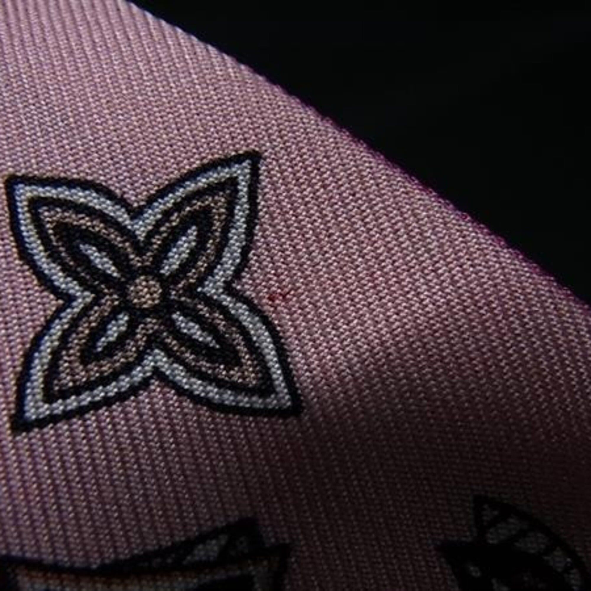 Louis Vuitton Louis Vuitton Ribbon Scarf/Muffler Bandeau BB Innocence Swan M71494 Multicolor Silk Women's Size ONE SIZE - 5 Thumbnail