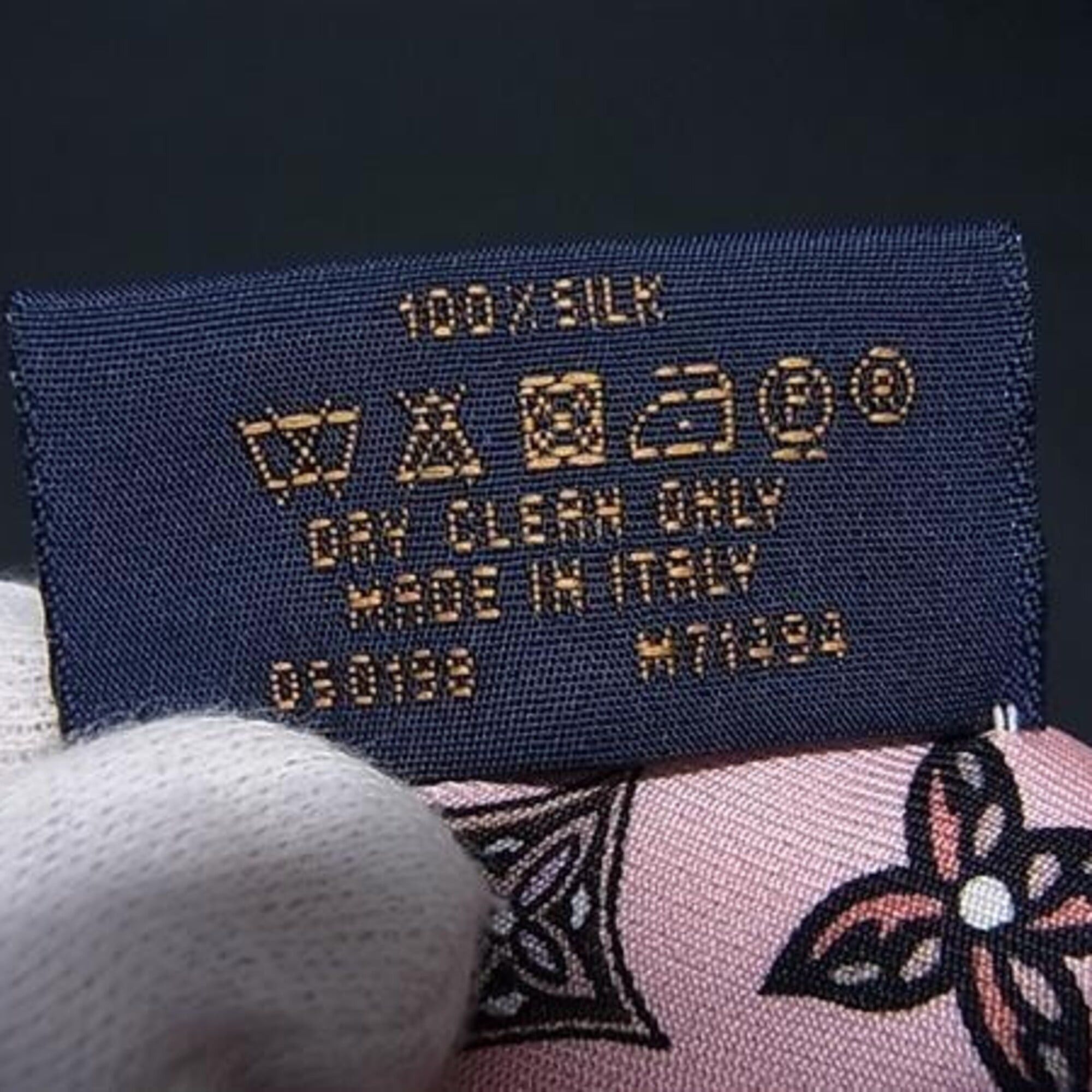 Louis Vuitton Louis Vuitton Ribbon Scarf/Muffler Bandeau BB Innocence Swan M71494 Multicolor Silk Women's Size ONE SIZE - 3 Thumbnail