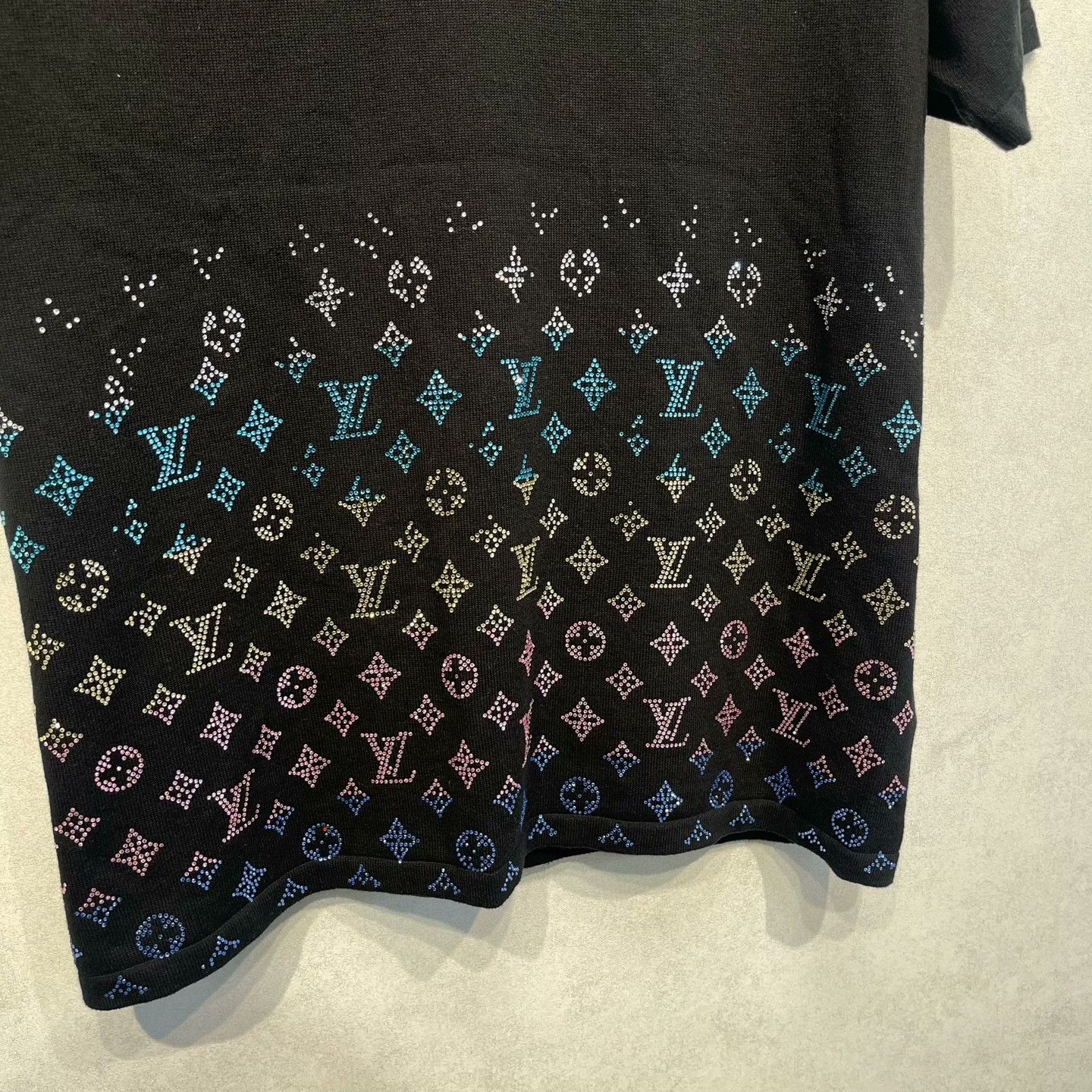Louis Vuitton Louis Vuitton Gradient Monogram Rhinestone T-Shirt Size L Size US L / EU 52-54 / 3 - 3 Thumbnail