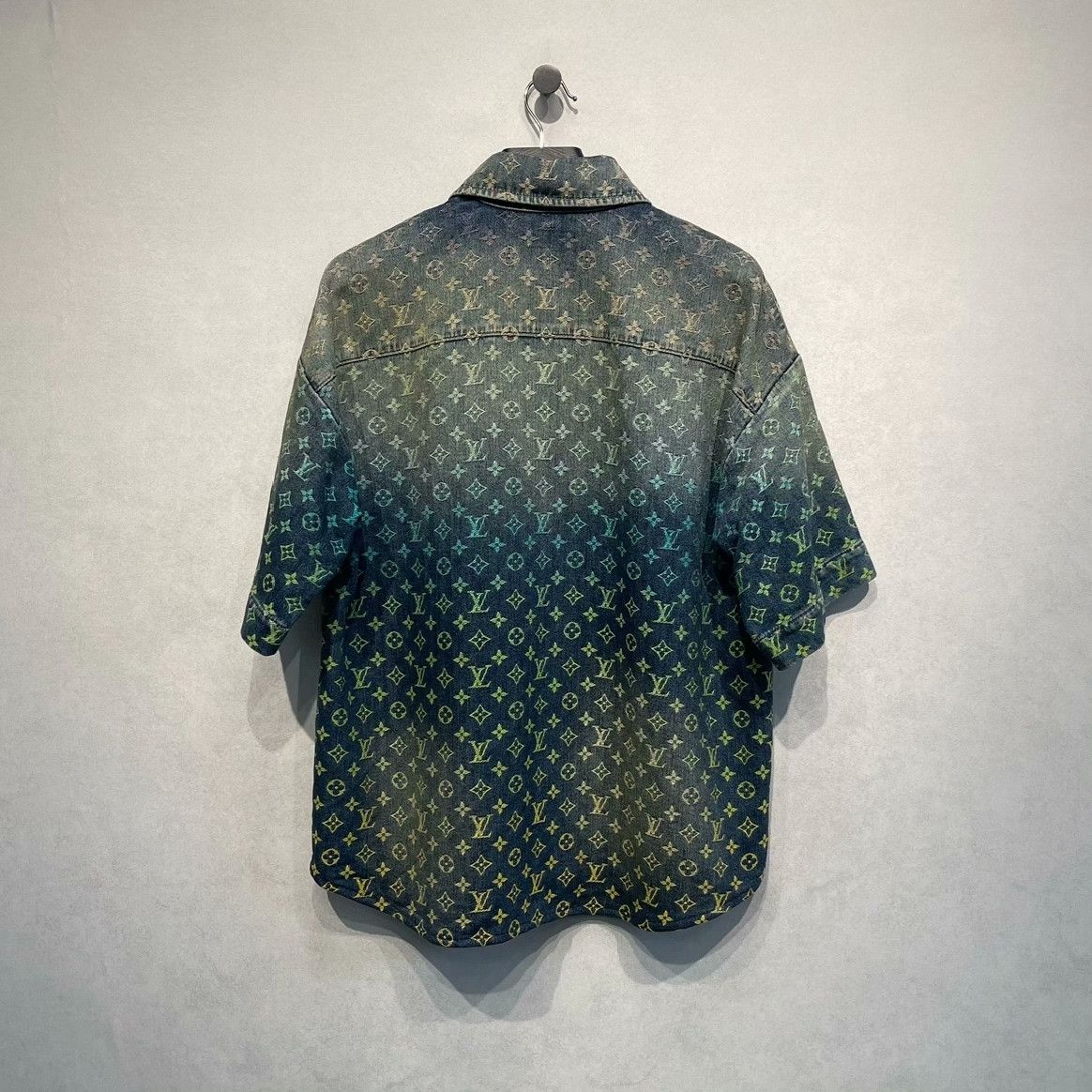 Louis Vuitton Louis Vuitton Gradient Monogram Denim Shirt L Size US L / EU 52-54 / 3 - 2 Thumbnail