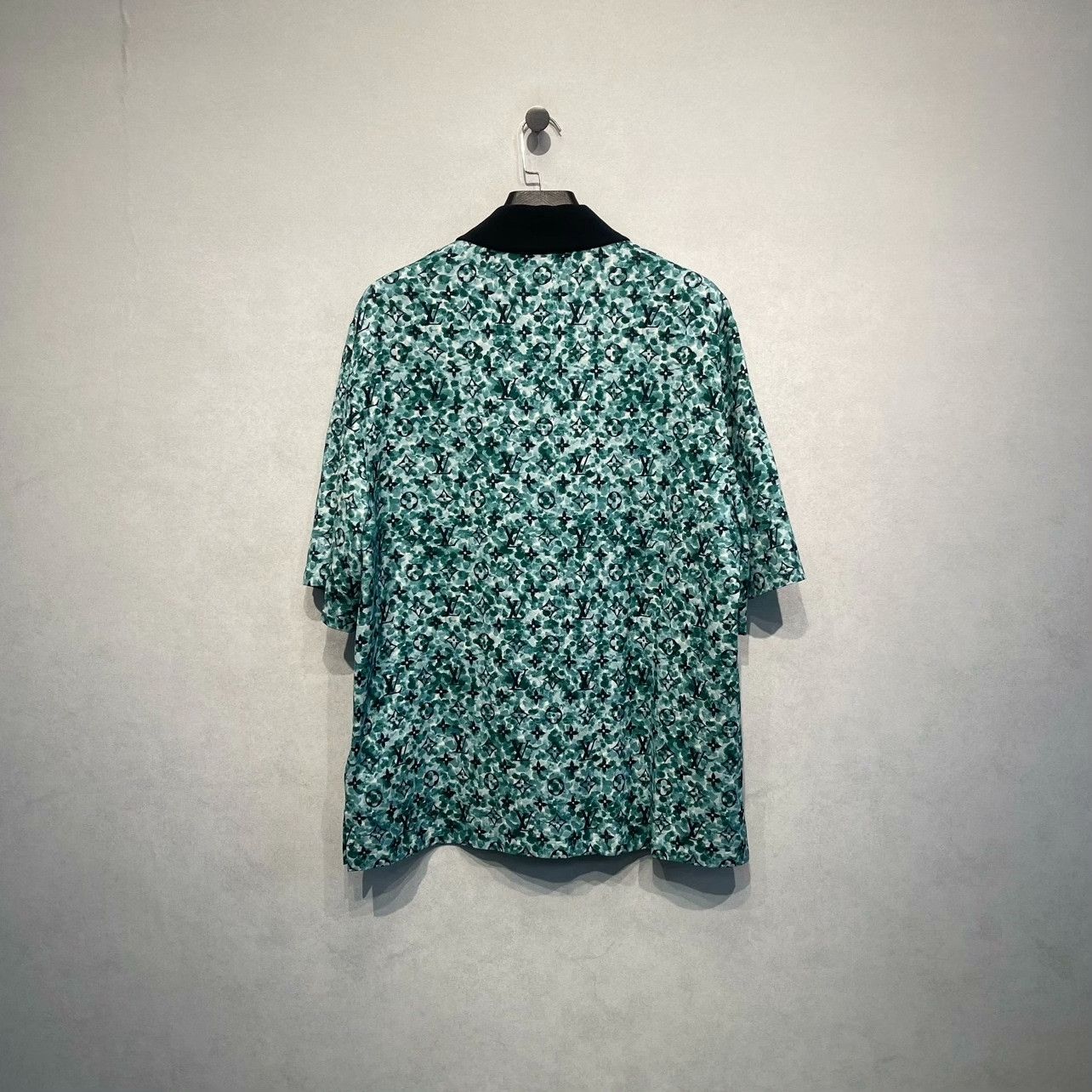 Louis Vuitton Louis Vuitton Monogram Watercolor Print Shirt Size L Size US L / EU 52-54 / 3 - 2 Thumbnail