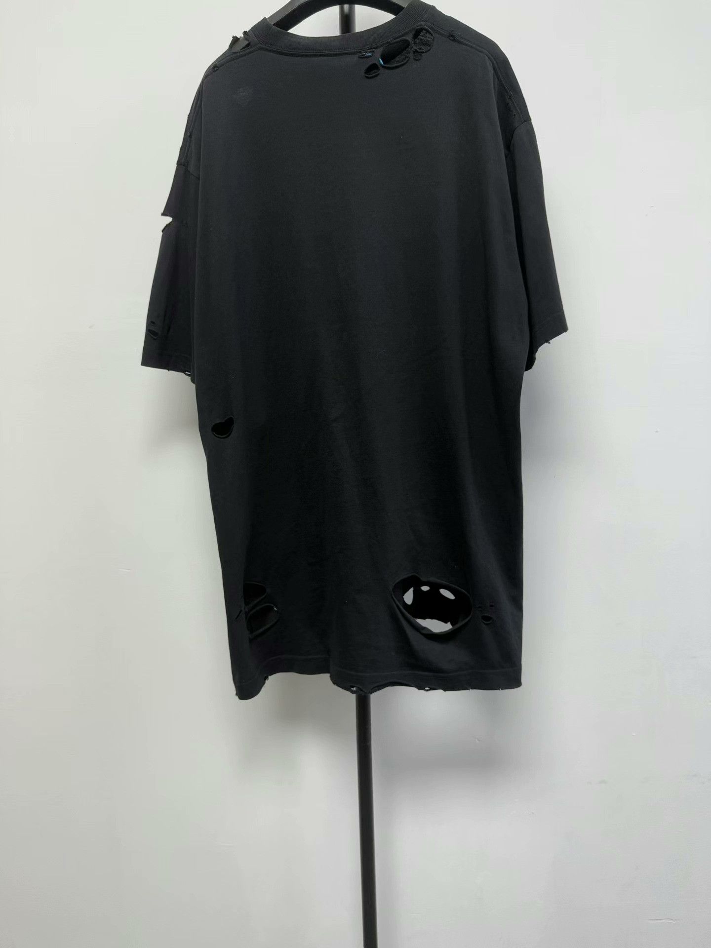 Balenciaga Balenciaga Distressed Logo T-Shirt XXS Size US XXS / EU 40 - 2 Thumbnail