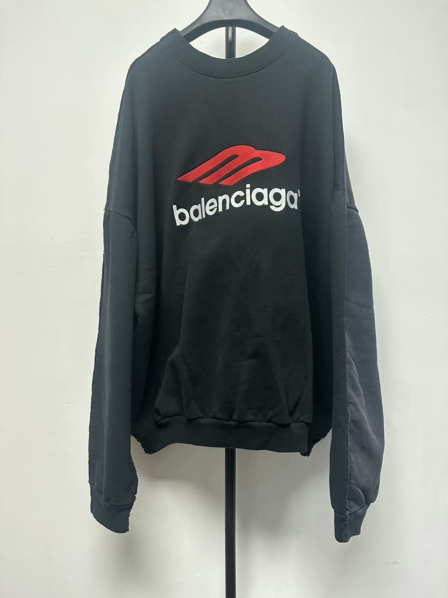 Balenciaga Balenciaga Tape Logo Graphic Sweatshirt Size M Size US M / EU 48-50 / 2 - 2 Thumbnail