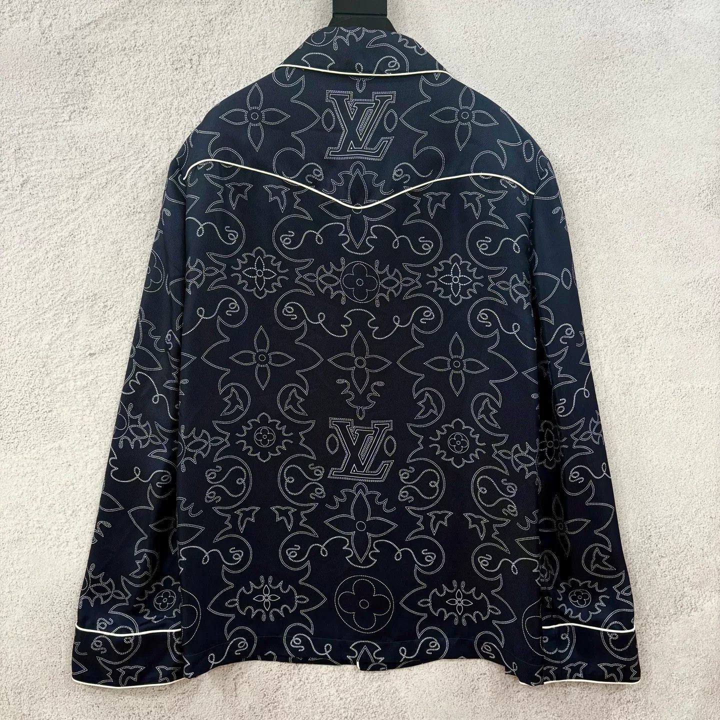 Louis Vuitton Louis Vuitton Monogram Embroidered Shirt Size L Size US L / EU 52-54 / 3 - 2 Thumbnail