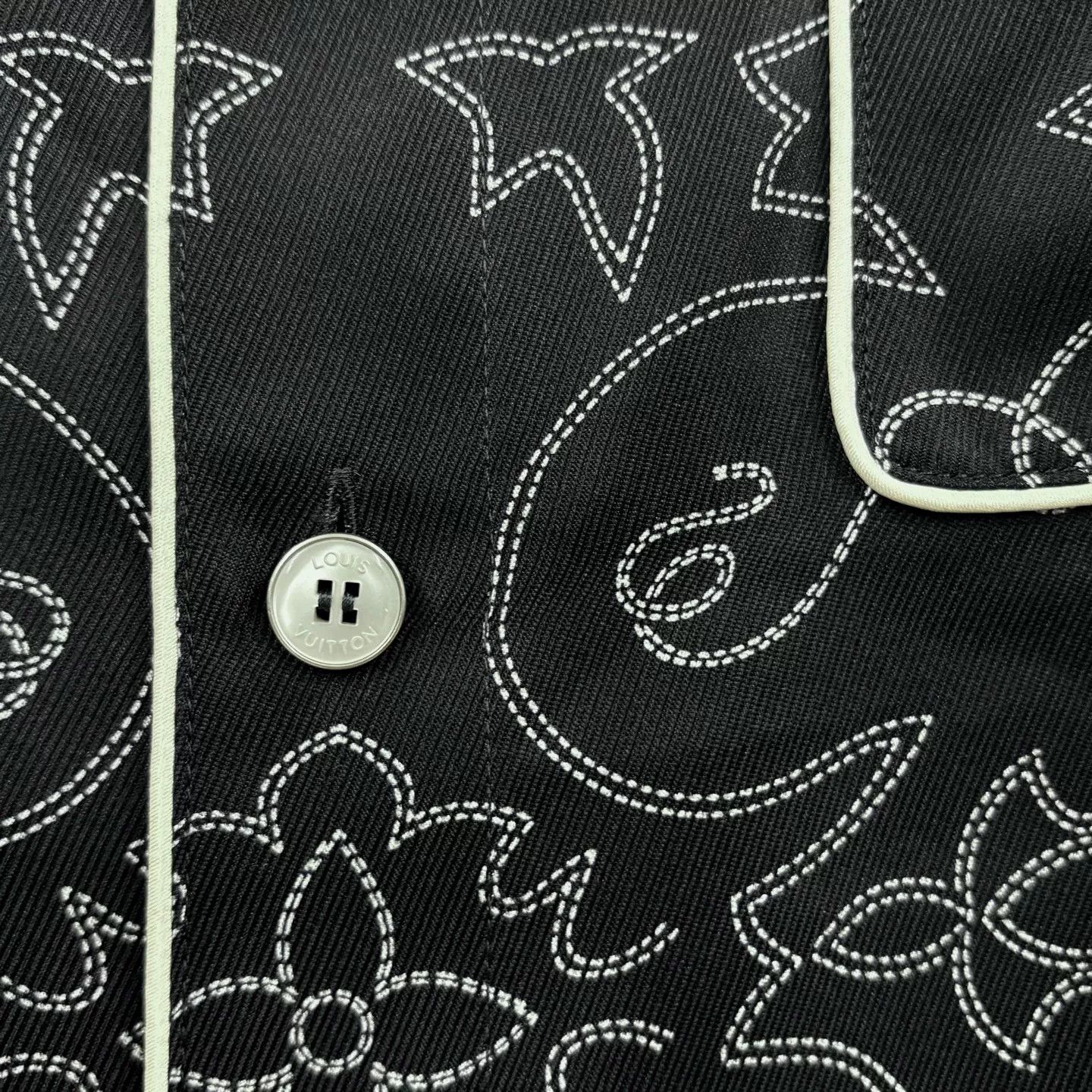 Louis Vuitton Louis Vuitton Monogram Embroidered Shirt Size L Size US L / EU 52-54 / 3 - 4 Thumbnail