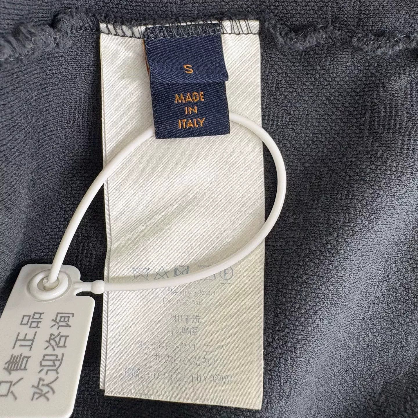 Louis Vuitton Louis Vuitton Monogram Embossed Pocket T-Shirt S Size US S / EU 44-46 / 1 - 4 Thumbnail