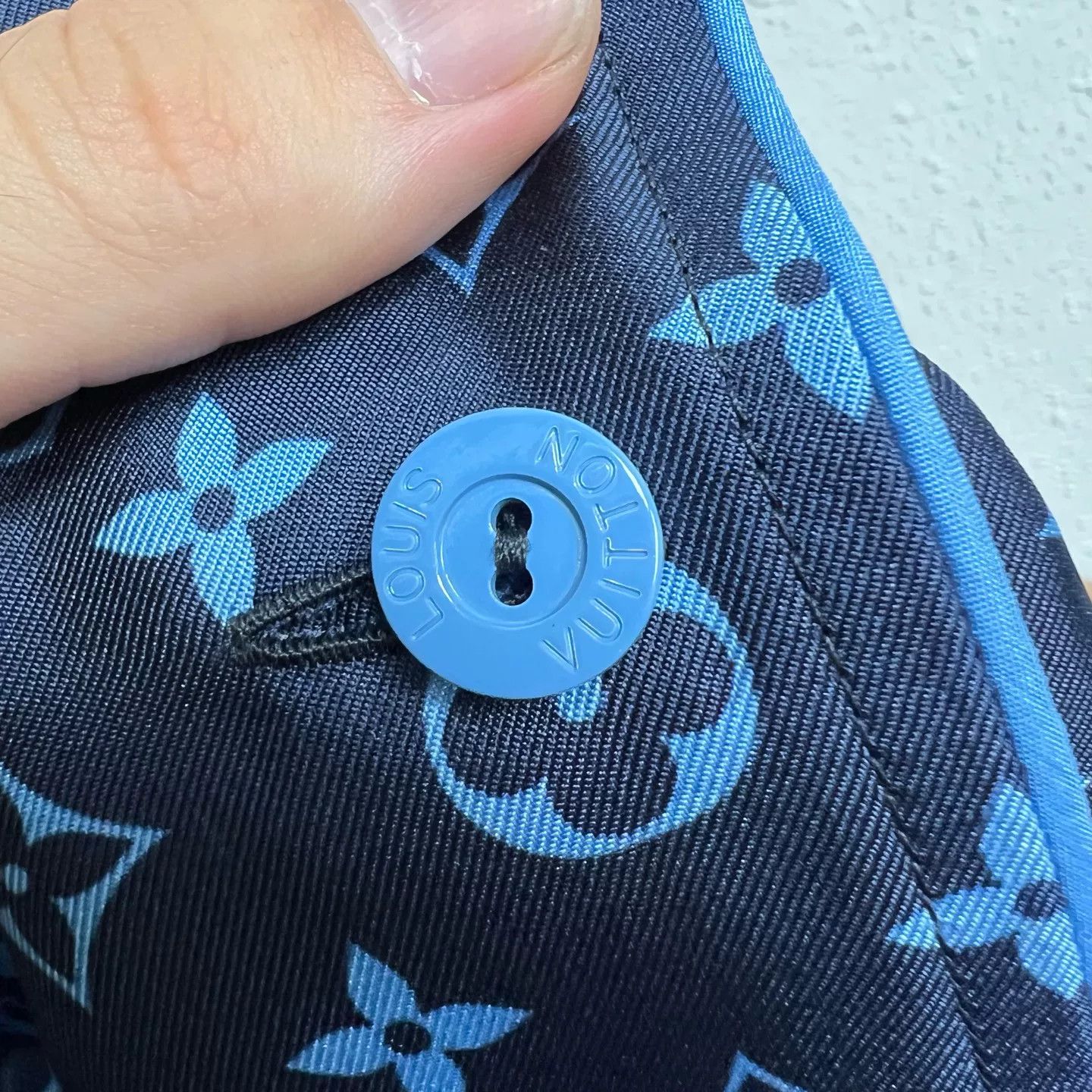 Louis Vuitton Louis Vuitton Monogram Silk Button Up Size 34 Size XS / US 0-2 / IT 36-38 - 5 Thumbnail