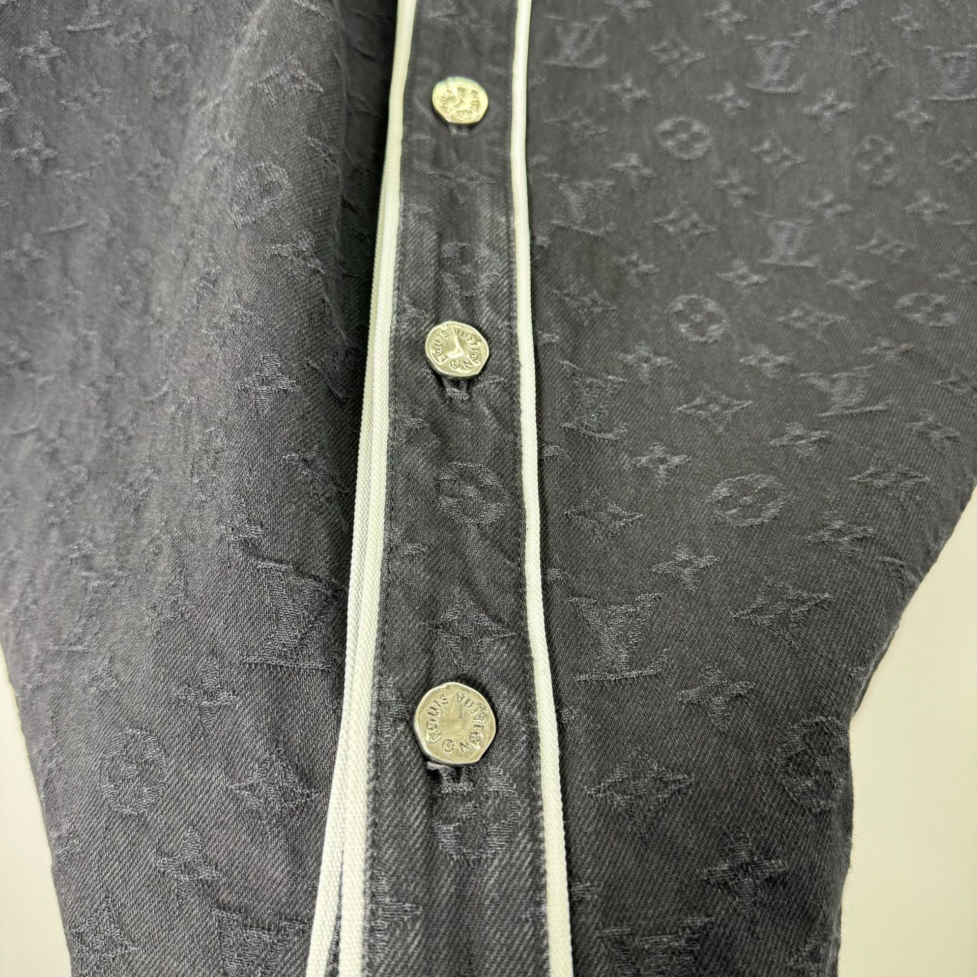 Louis Vuitton Louis Vuitton Monogram Denim Baseball Shirt L Size US L / EU 52-54 / 3 - 4 Thumbnail