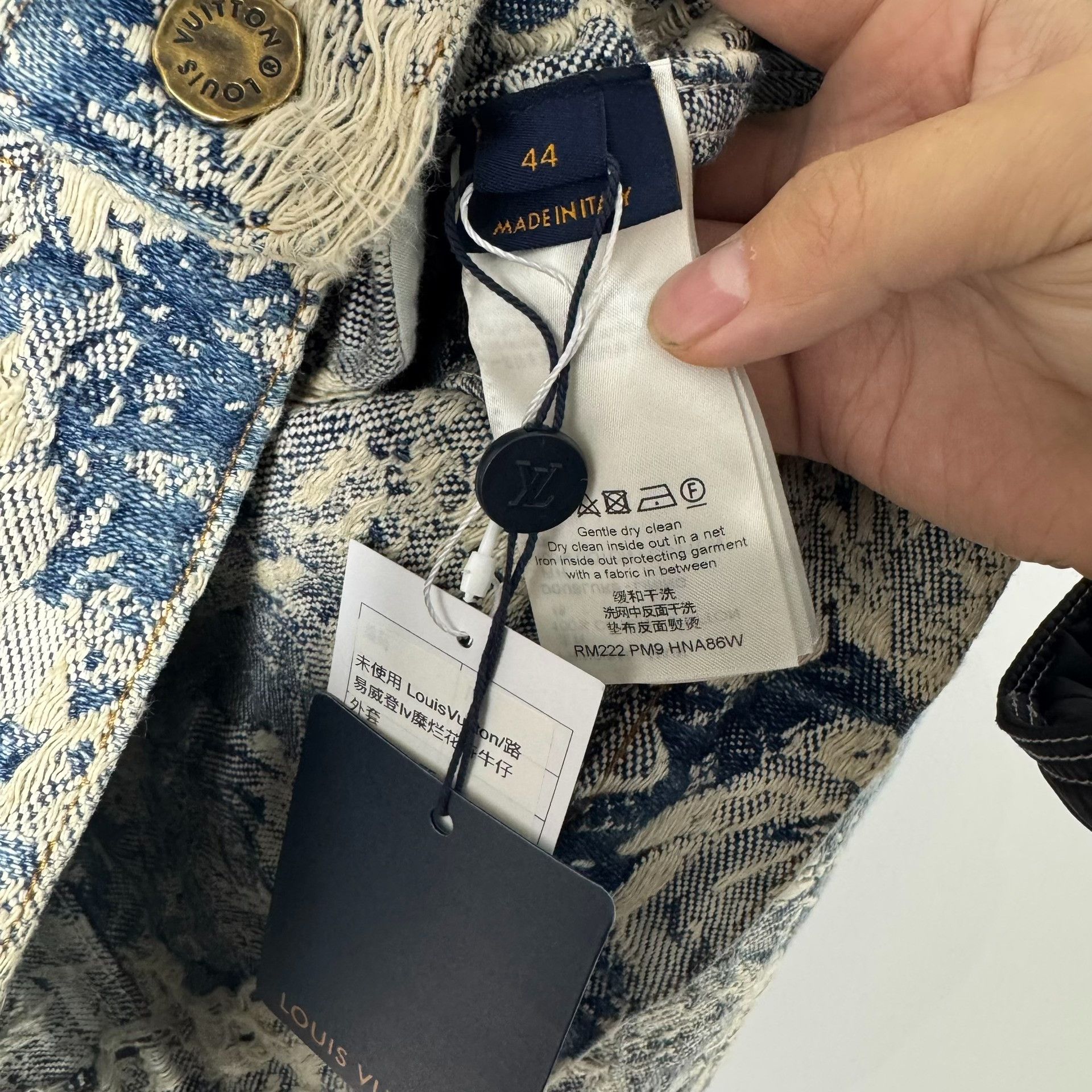 Louis Vuitton Louis Vuitton Floral Distressed Denim Jacket EU 44 Size US S / EU 44-46 / 1 - 7 Thumbnail