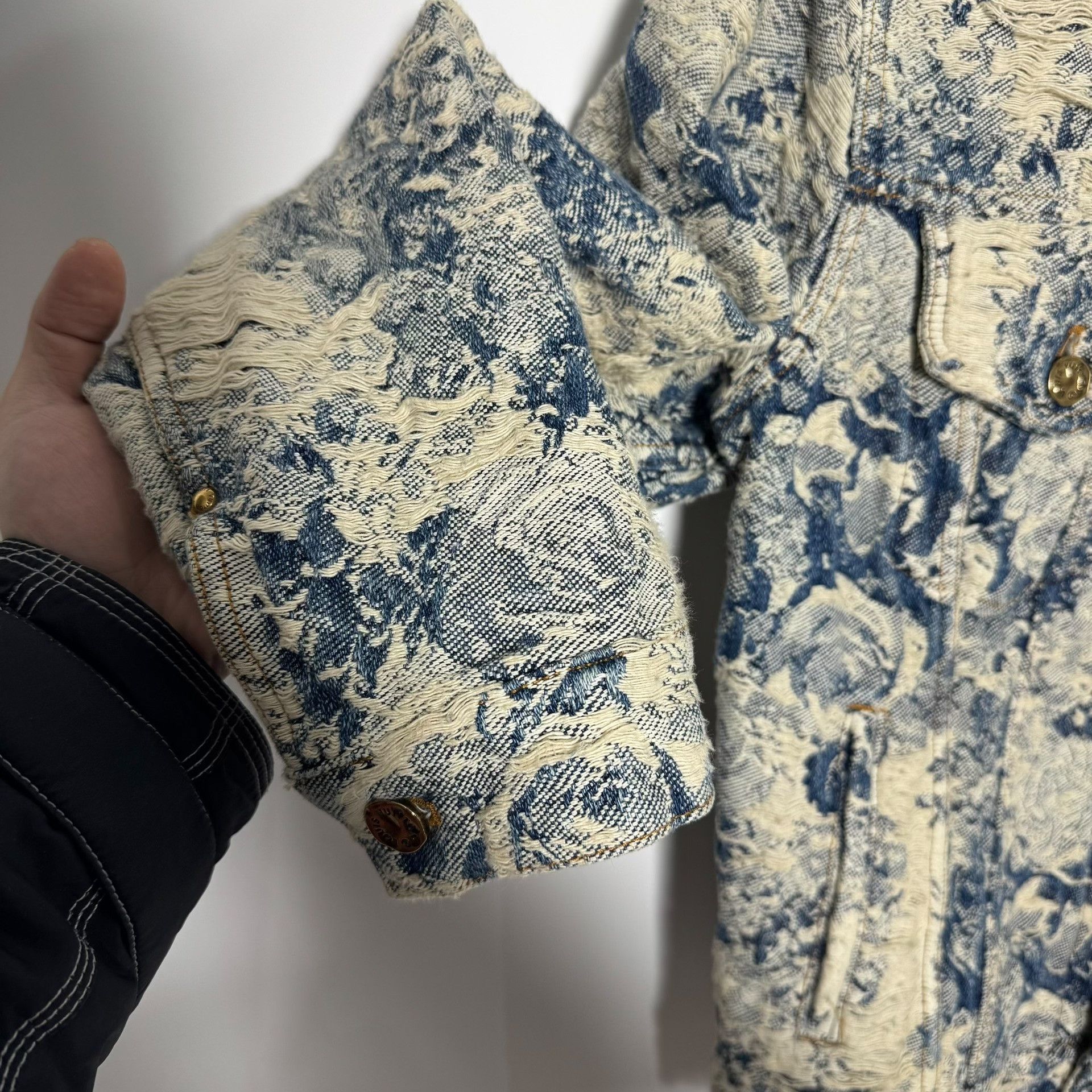 Louis Vuitton Louis Vuitton Floral Distressed Denim Jacket EU 44 Size US S / EU 44-46 / 1 - 4 Thumbnail