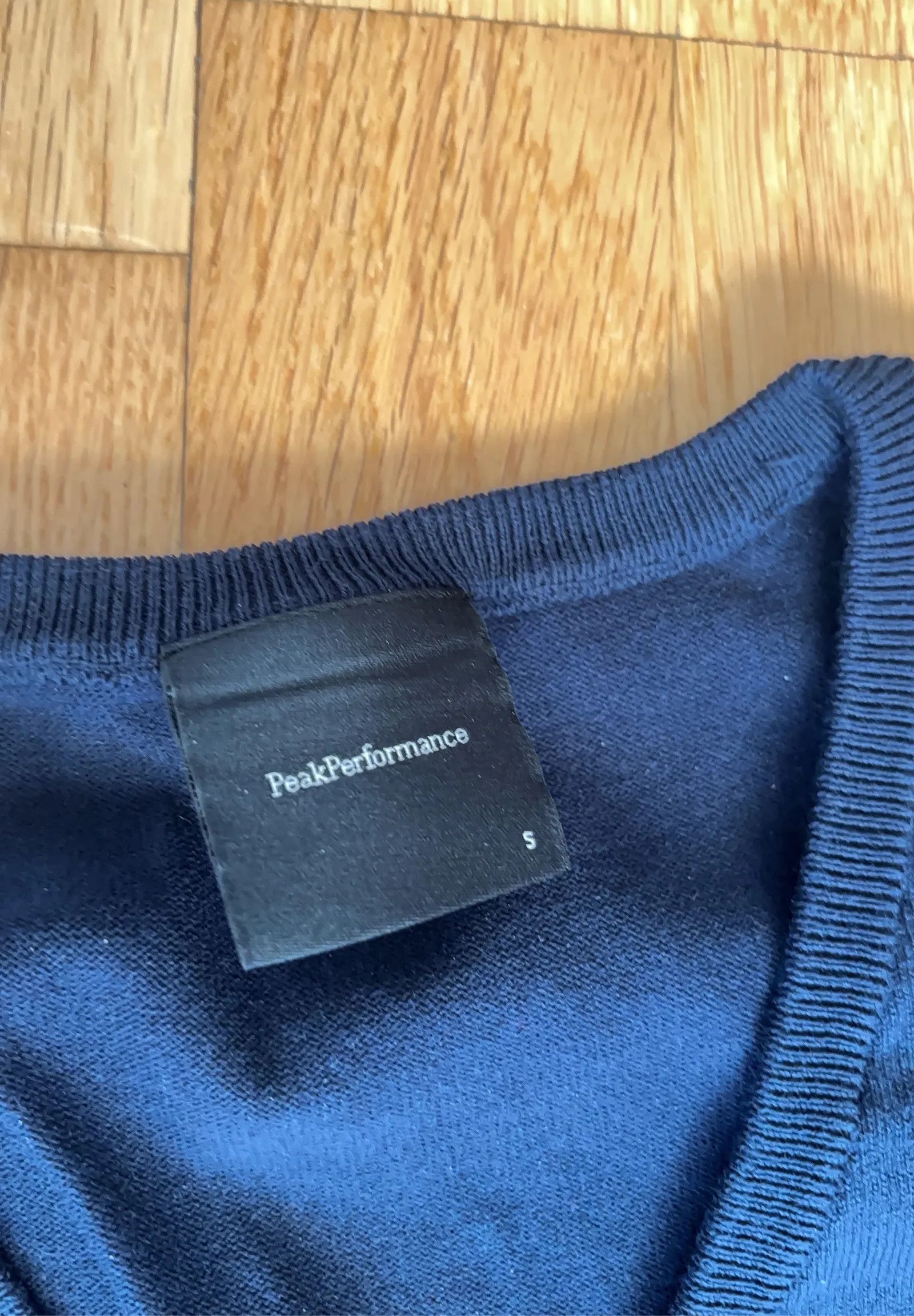 Peak Performance Peak Performance Classic V-Neck Sweater Size S / US 4 / IT 40 - 2 Thumbnail