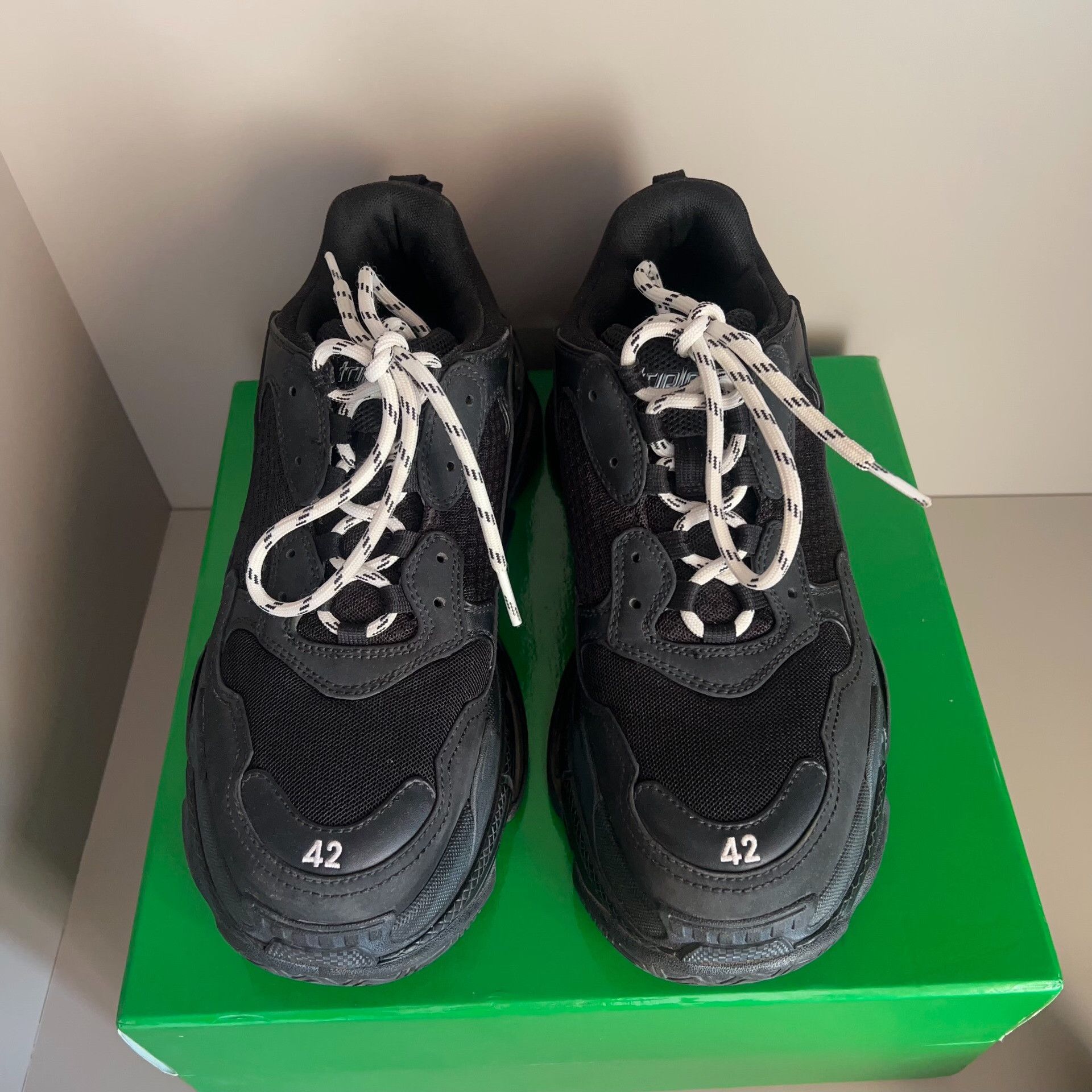 Balenciaga Balenciaga Retro Lowtop Sneakers 9 Men Size US 9 / EU 42 - 2 Thumbnail