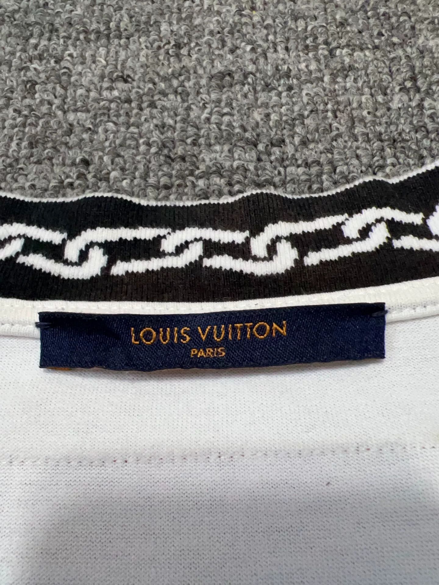 Louis Vuitton Louis Vuitton T-Shirt l Men Size US L / EU 52-54 / 3 - 4 Thumbnail