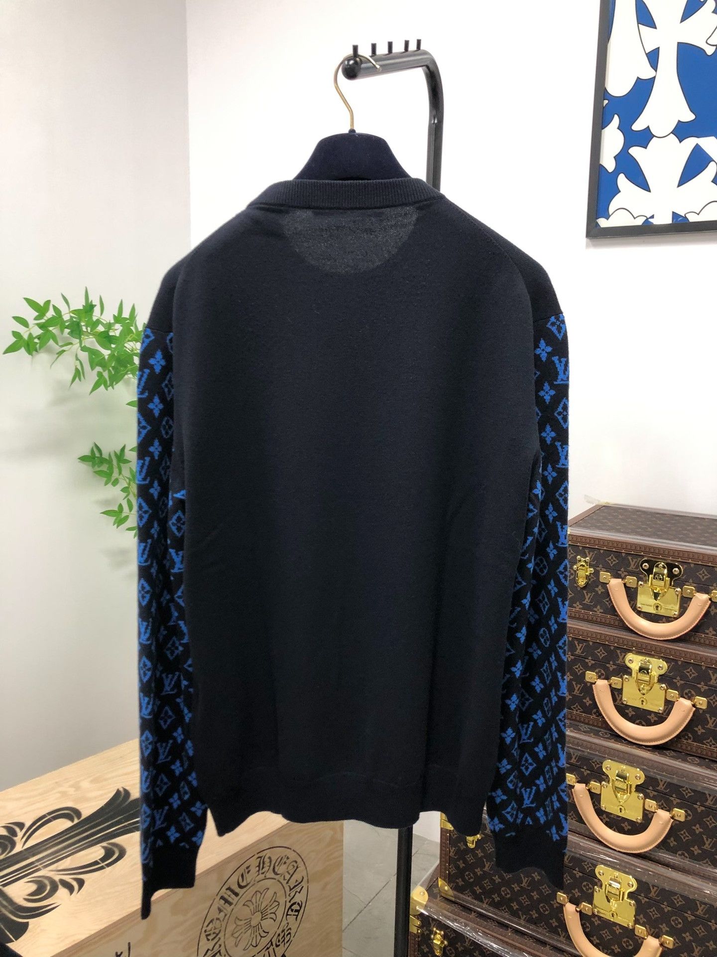 Louis Vuitton Louis Vuitton Monogram Sleeve Knit Sweater L Size US L / EU 52-54 / 3 - 2 Thumbnail