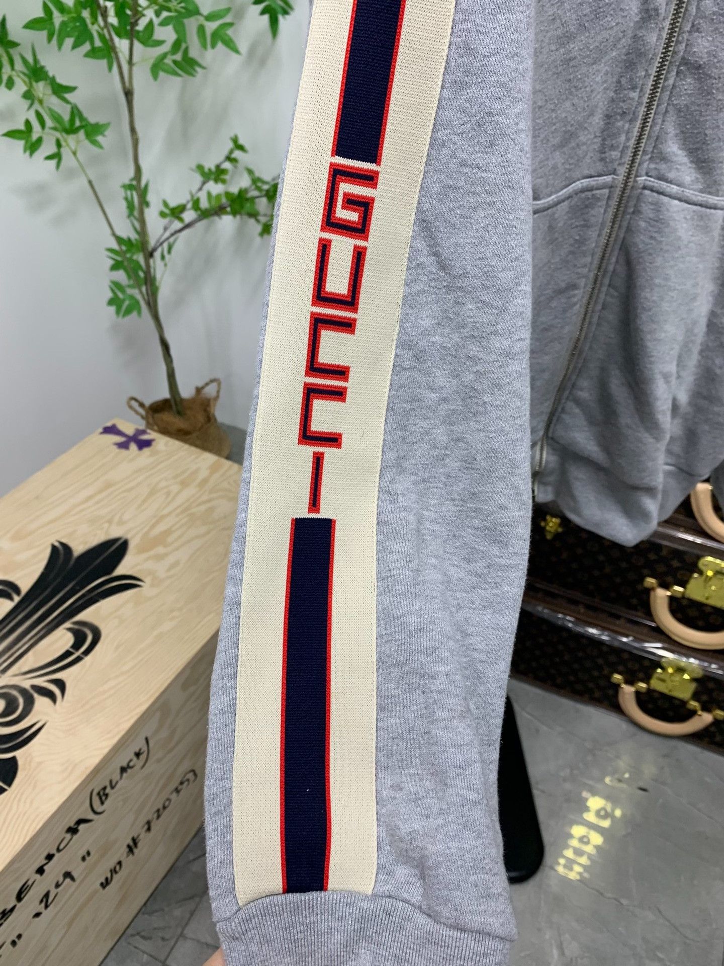Gucci Gucci Logo Tape Zip Hoodie Size L Size US L / EU 52-54 / 3 - 4 Thumbnail