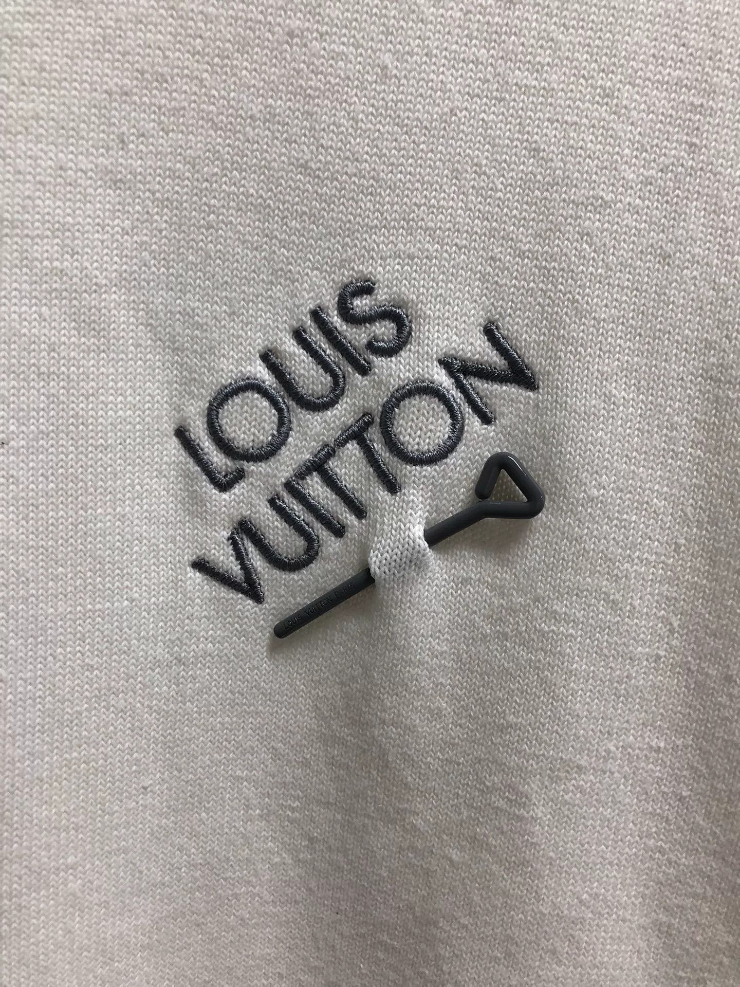 Louis Vuitton Louis Vuitton Safety Pin Logo T-Shirt L Size US L / EU 52-54 / 3 - 4 Thumbnail