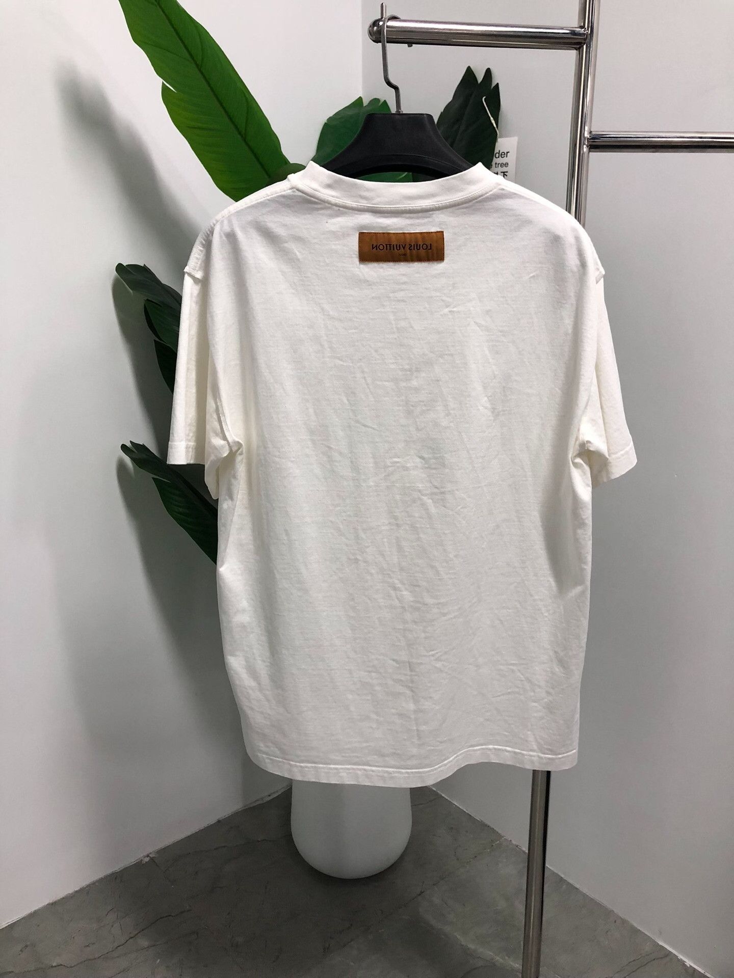 Louis Vuitton Louis Vuitton Embossed Logo T-Shirt M Size US M / EU 48-50 / 2 - 2 Thumbnail