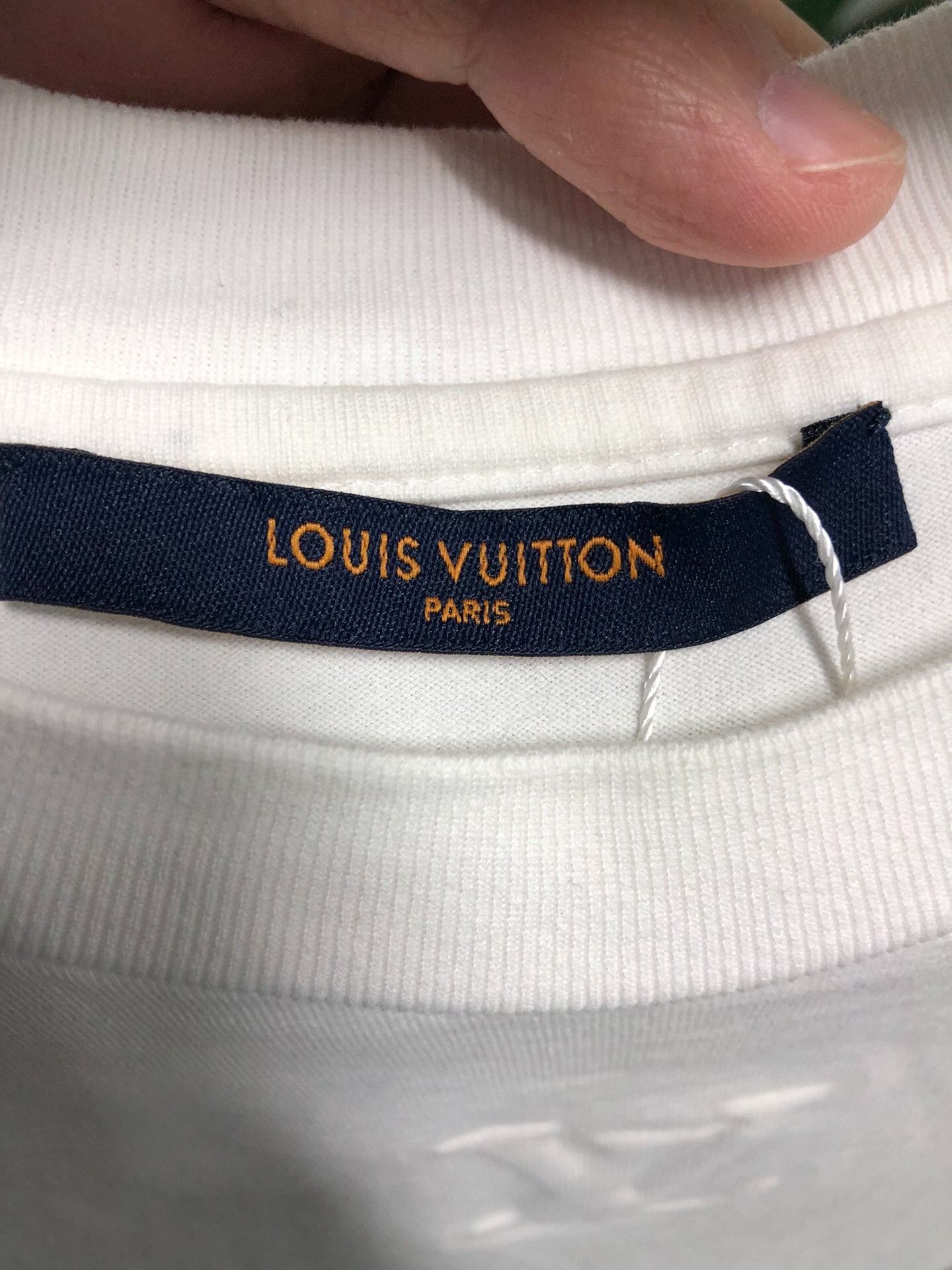 Louis Vuitton Louis Vuitton Embossed Logo T-Shirt M Size US M / EU 48-50 / 2 - 3 Thumbnail