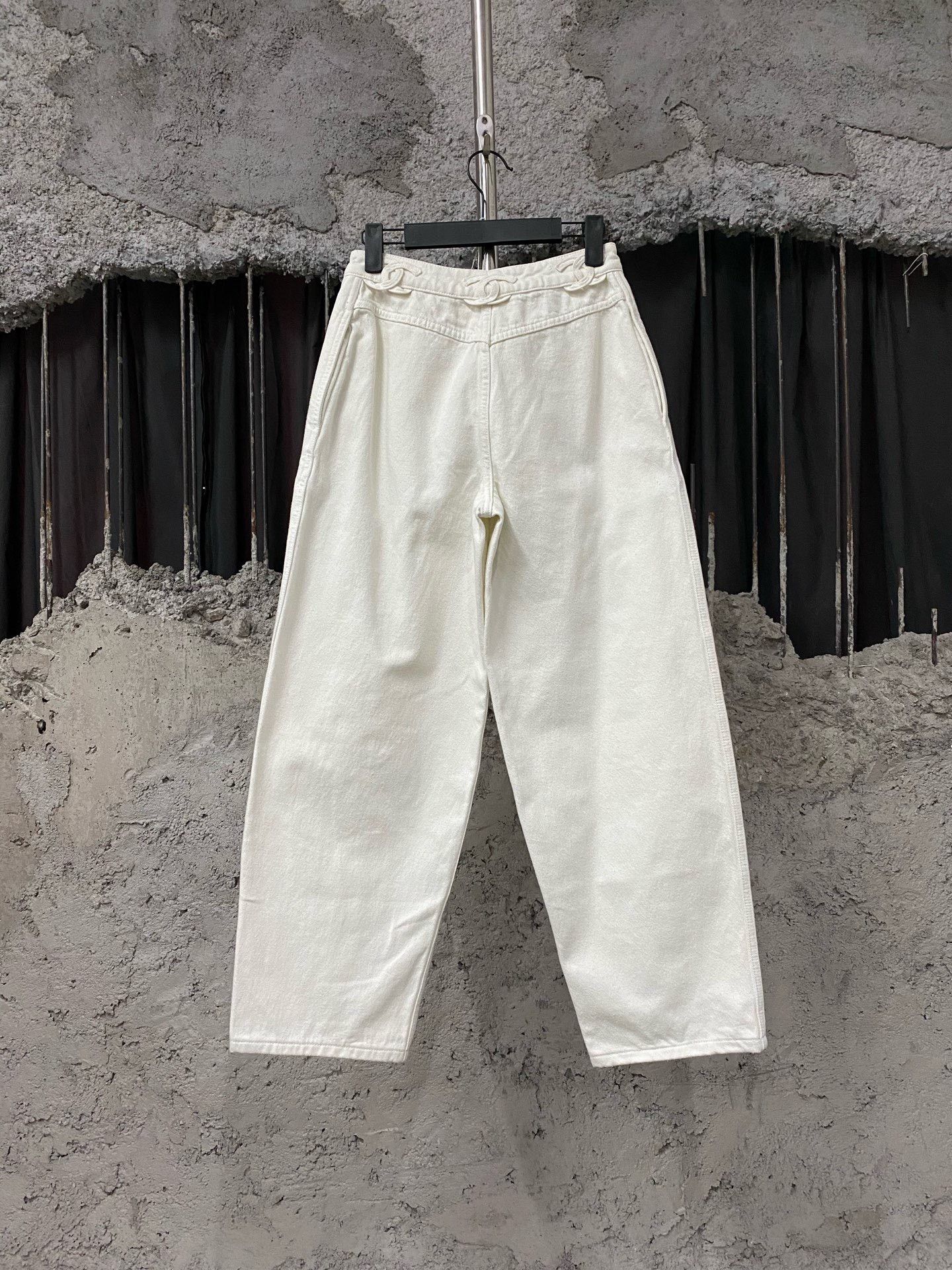 Chanel Chanel Denim White Jeans 26 Women Size 26" / US 2 / IT 38 - 2 Thumbnail