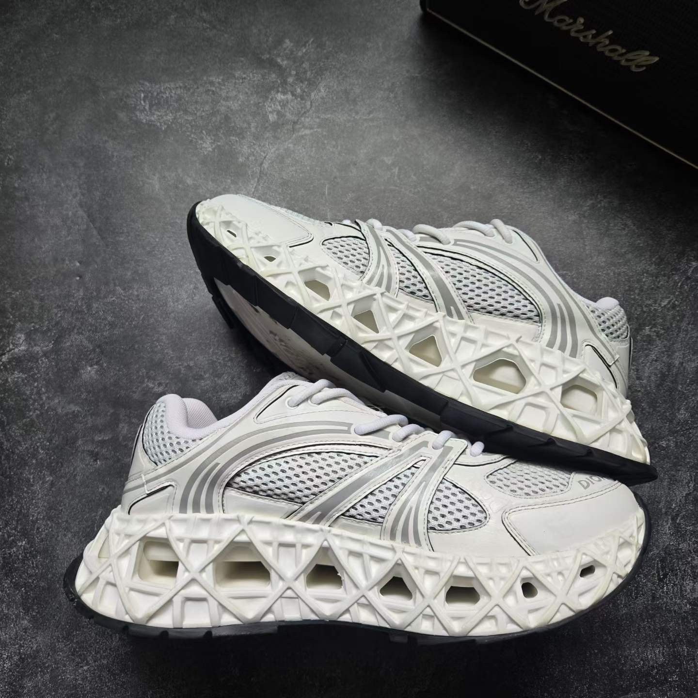 Dior Dior White Lowtop Sneakers 9 Men Size US 9 / EU 42 - 9 Thumbnail