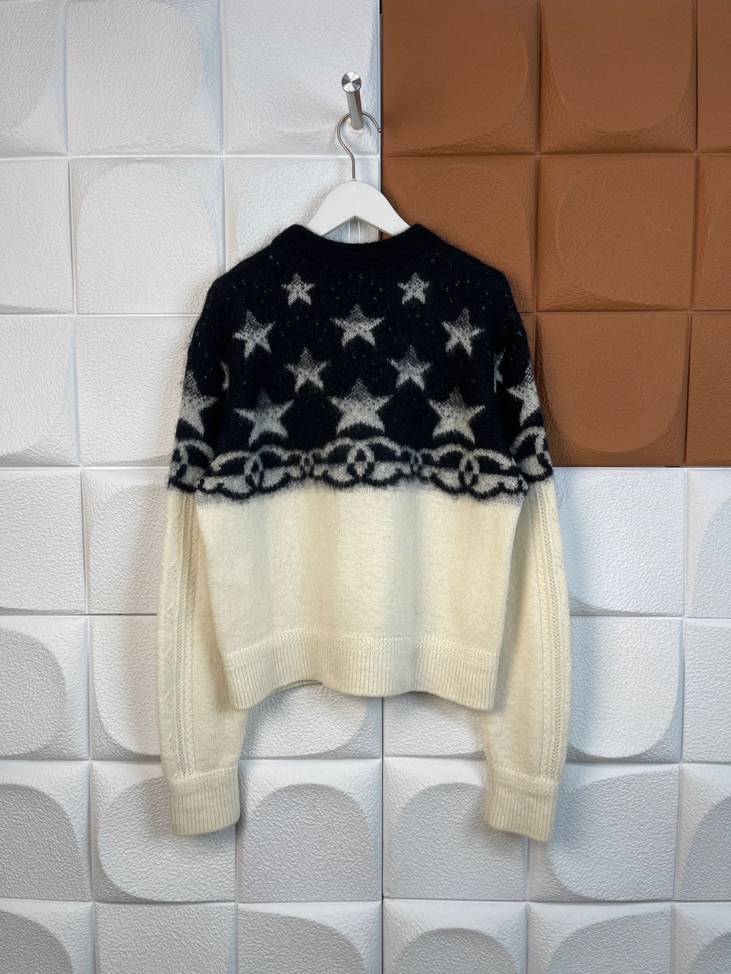 Chanel Chanel Sweater XS Women Size XS / US 0-2 / IT 36-38 - 2 Thumbnail
