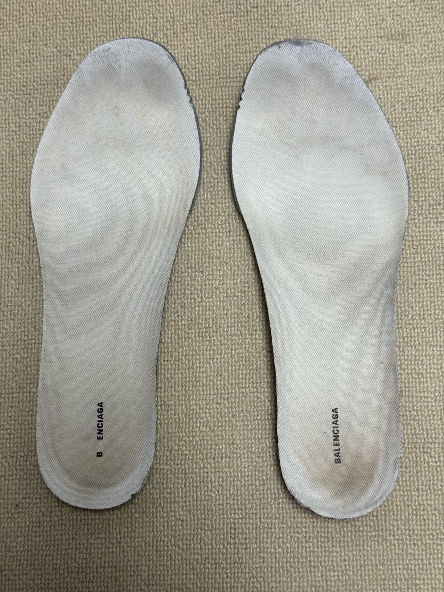 Balenciaga Balenciaga Distressed White Lowtop Sneakers us_7-5 Women Size US 7.5 / IT 37.5 - 6 Thumbnail