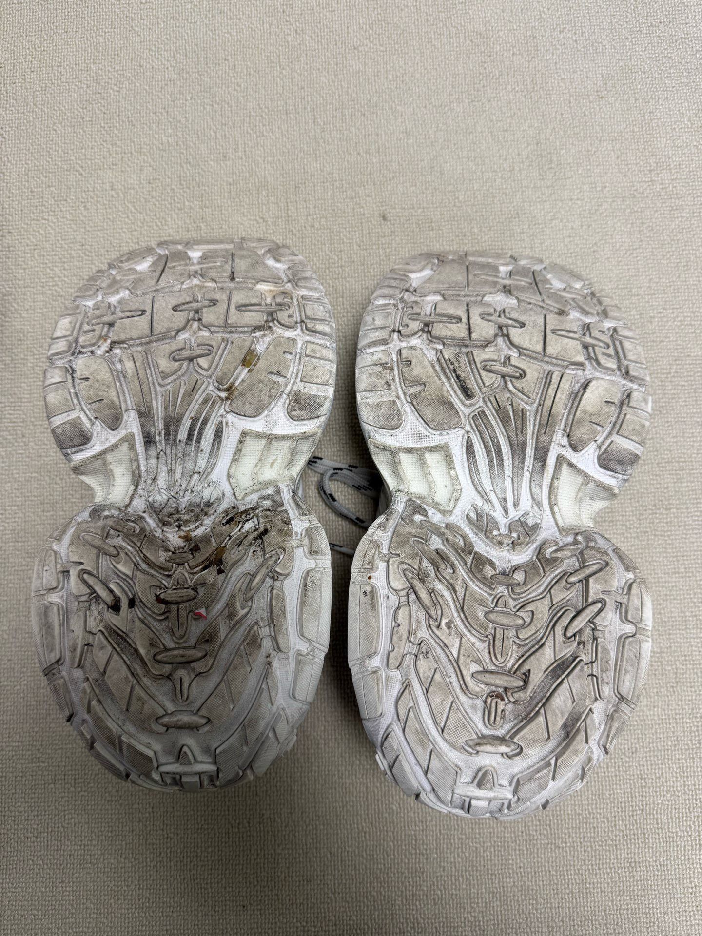 Balenciaga Balenciaga Distressed White Lowtop Sneakers us_7-5 Women Size US 7.5 / IT 37.5 - 5 Thumbnail