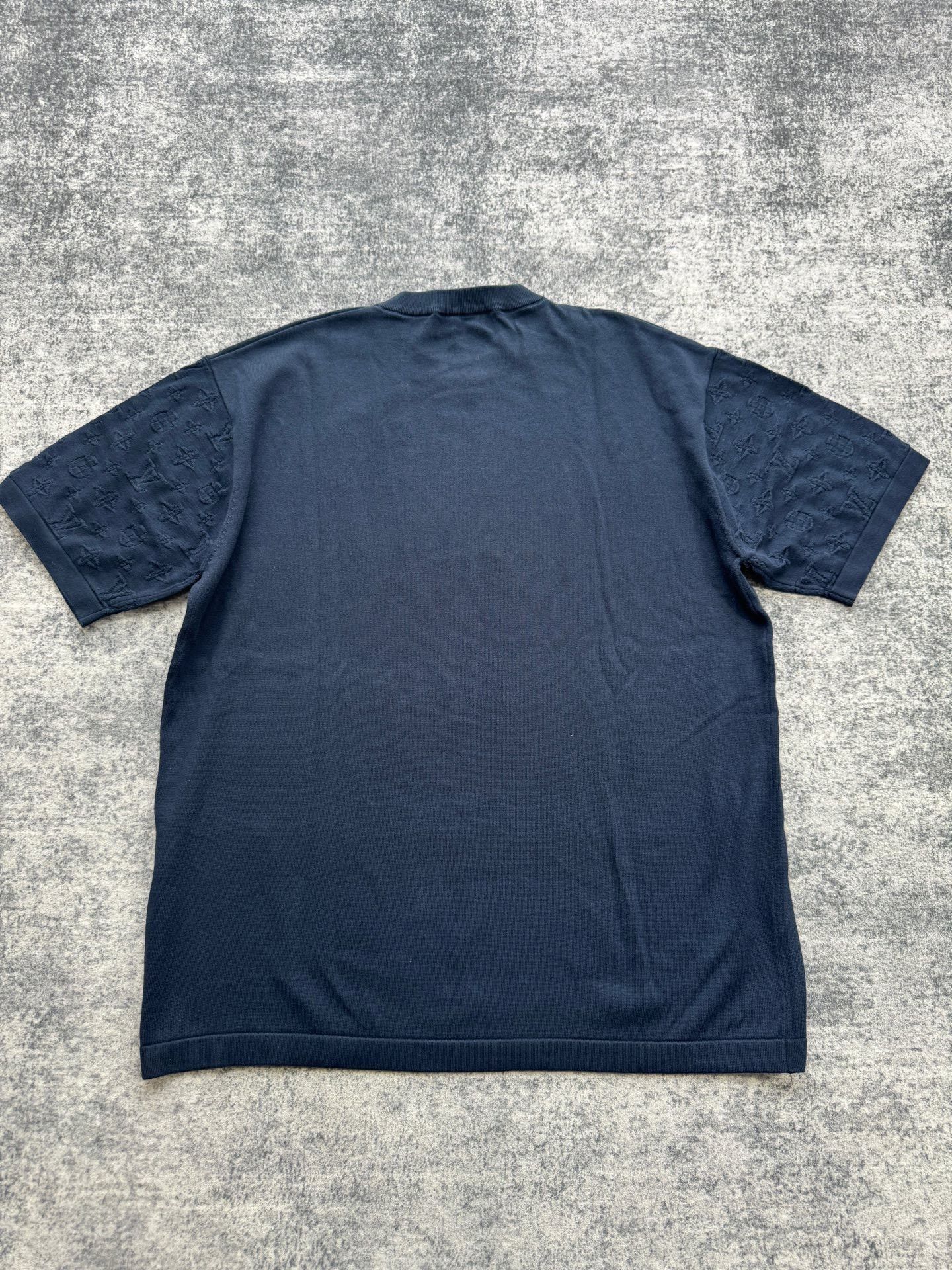 Louis Vuitton Louis Vuitton Knit Blue T-Shirt l Men Size US L / EU 52-54 / 3 - 2 Thumbnail