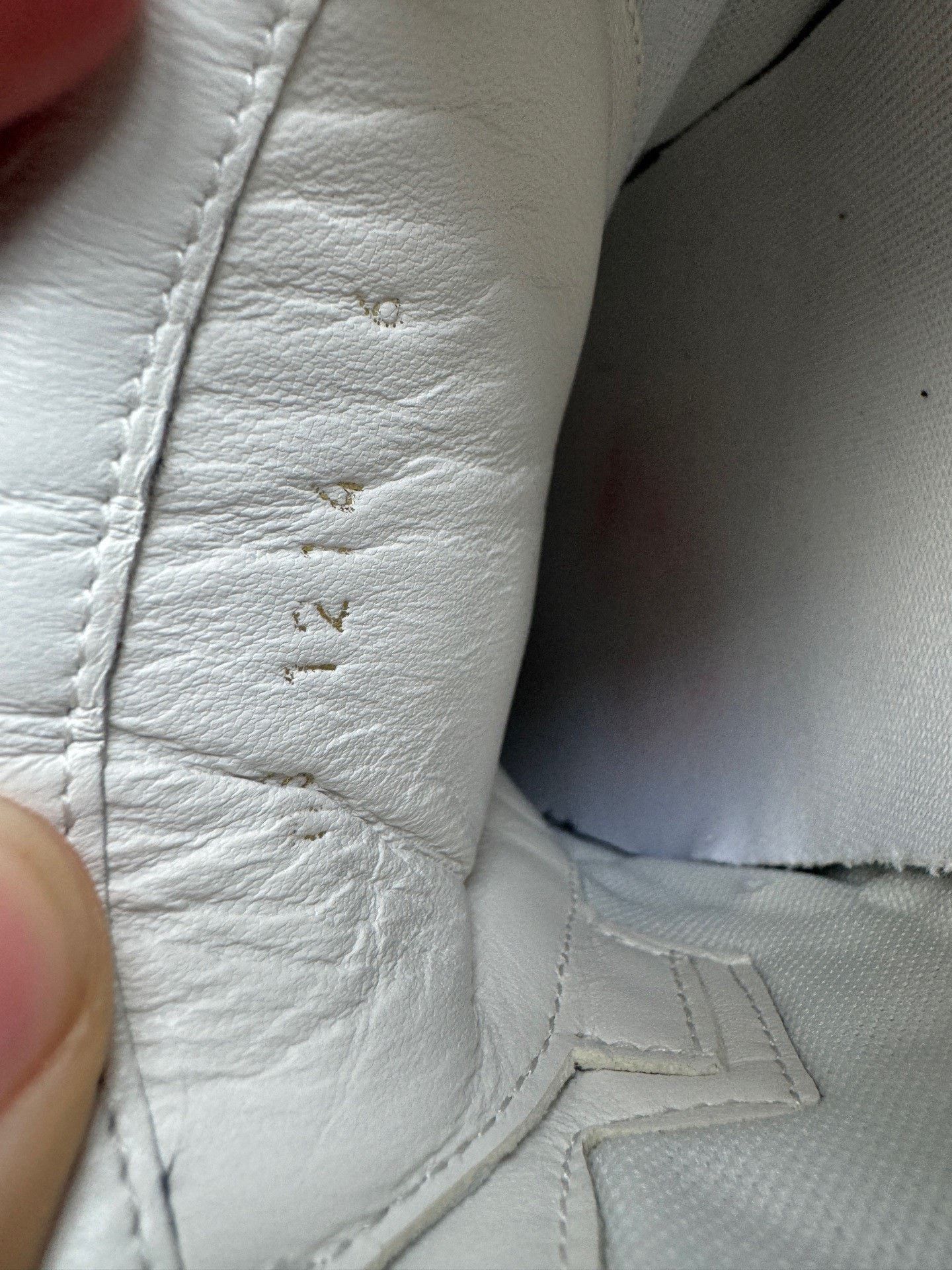 Louis Vuitton Louis Vuitton Football White Lowtop Sneakers 7.5 Men Size US 7.5 / EU 40-41 - 7 Thumbnail