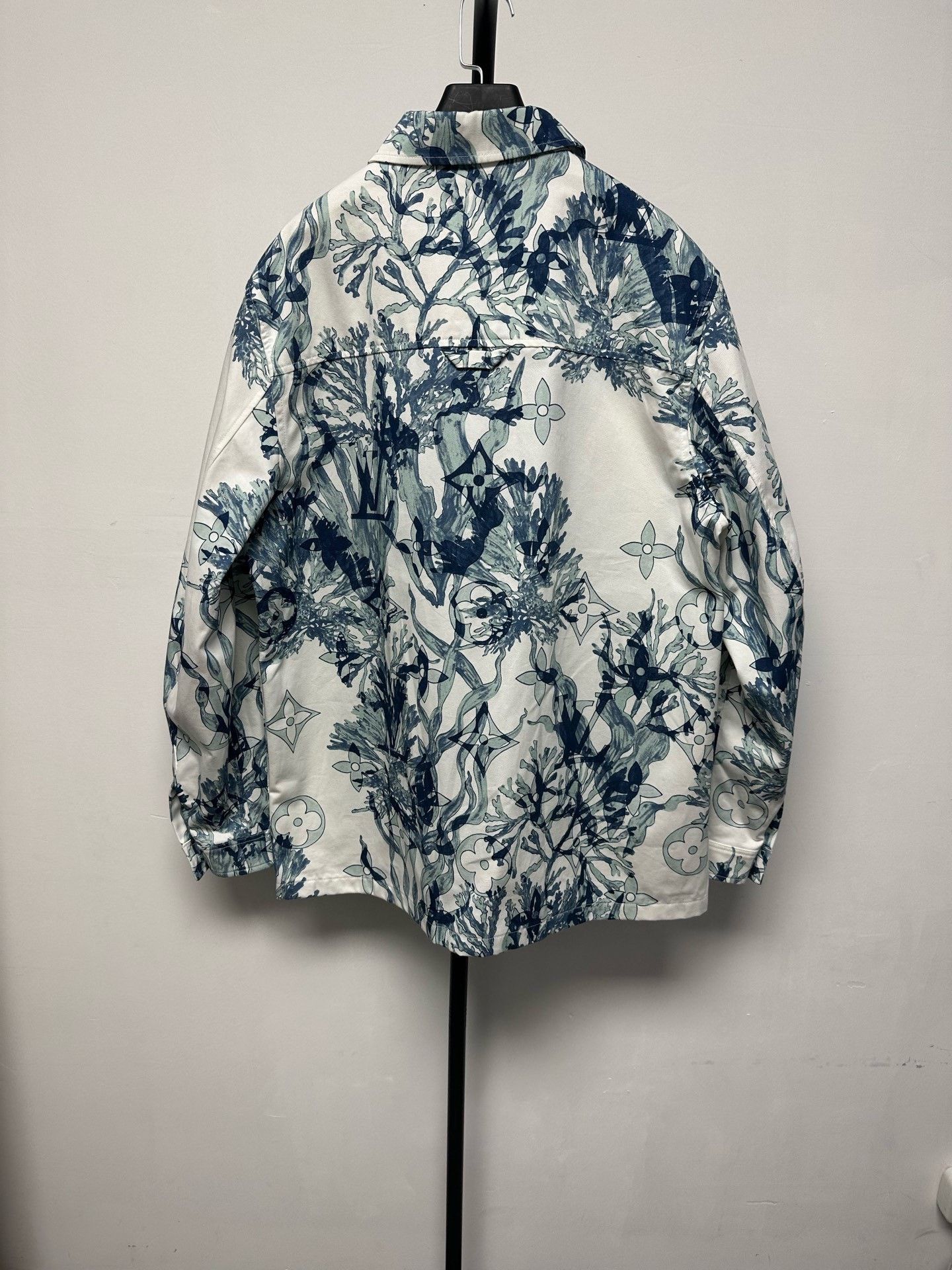 Louis Vuitton Louis Vuitton Printed Graphic Blue Shirt xs Men Size US XS / EU 42 / 0 - 2 Thumbnail