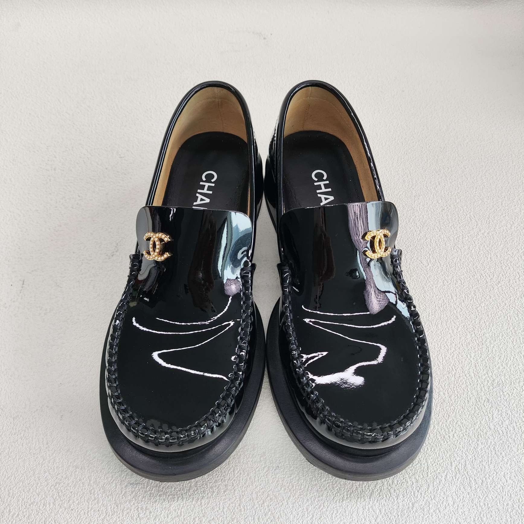 Chanel Chanel Retro Black Lowtop Sneakers us_5 Women Size US 5 / IT 35 - 2 Thumbnail