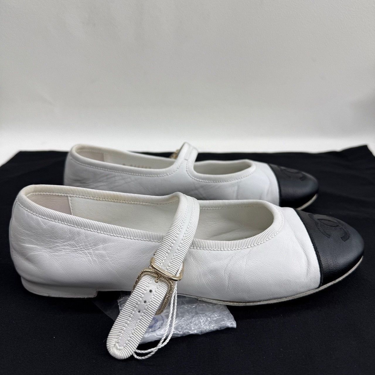 Chanel Chanel Leather White Lowtop Sneakers us_6 Women Size US 6 / IT 36 - 4 Thumbnail