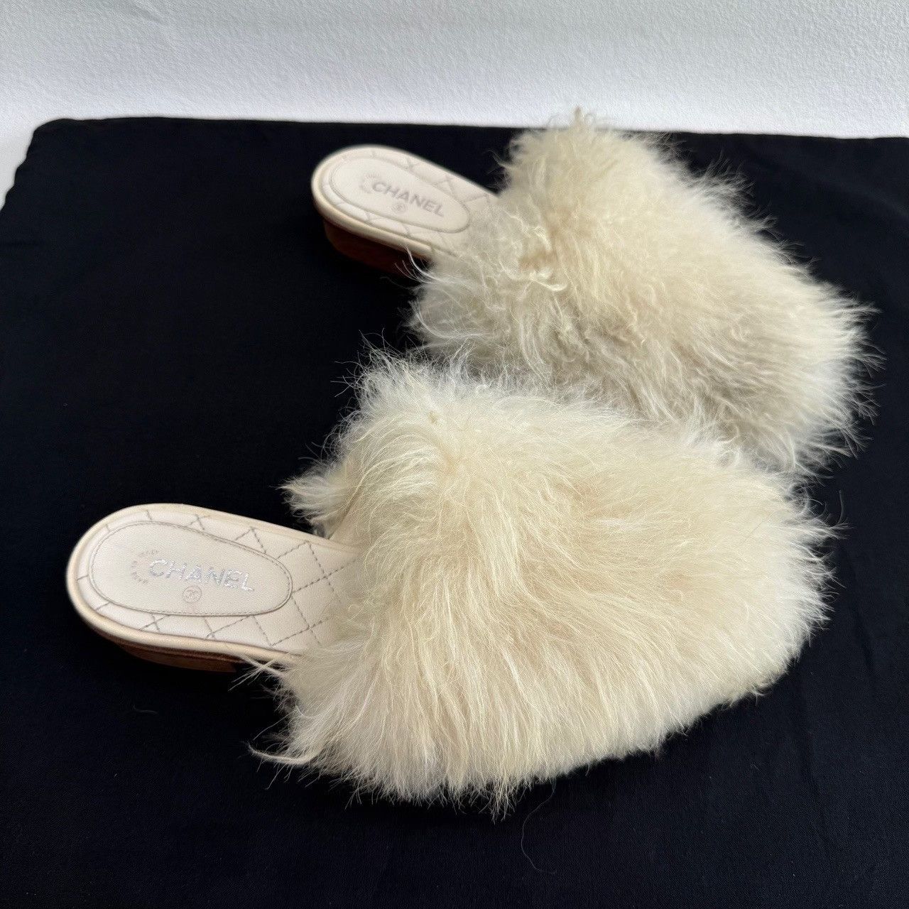 Chanel Chanel White Sandals us_7-5 Women Size US 7.5 / IT 37.5 - 3 Thumbnail