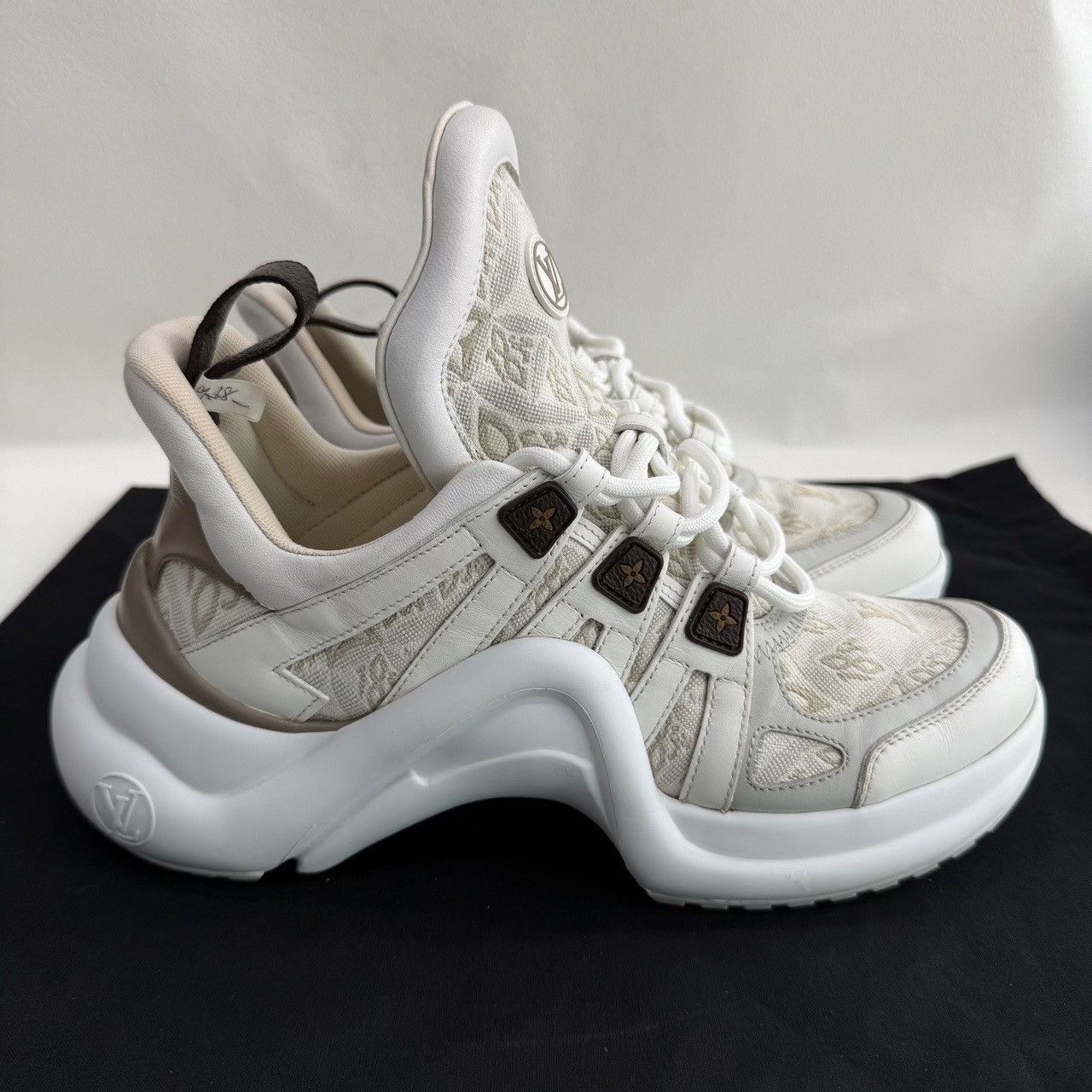 Louis Vuitton Louis Vuitton White Lowtop Sneakers us_8-5 Women Size US 8.5 / IT 38.5 - 4 Thumbnail