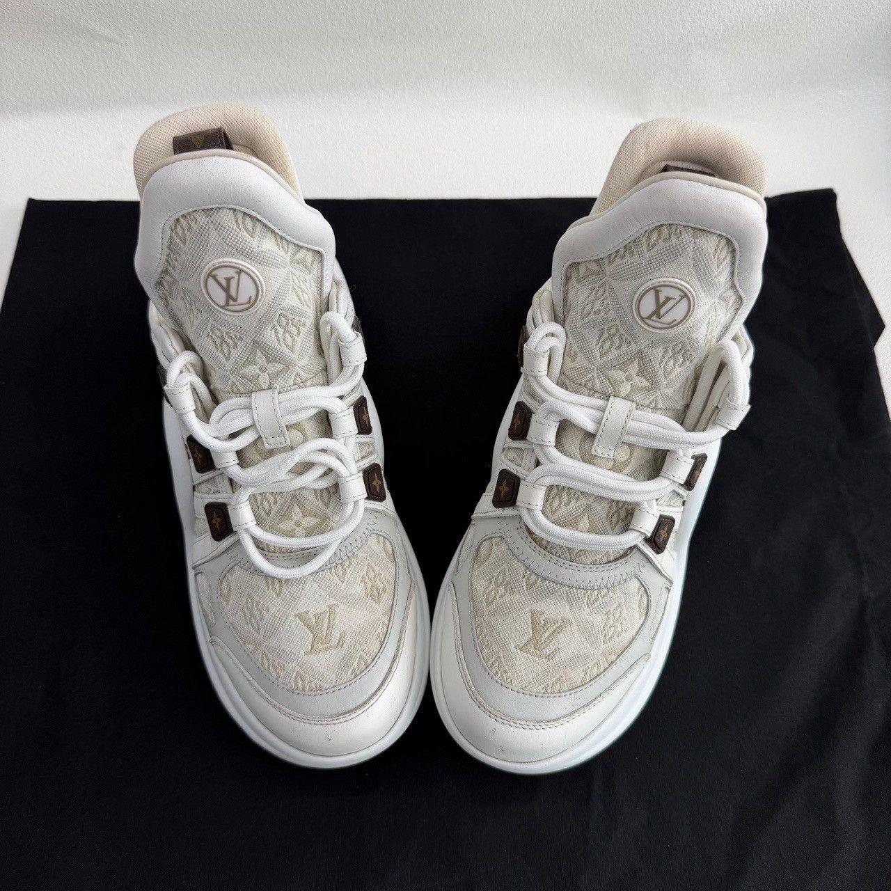 Louis Vuitton Louis Vuitton White Lowtop Sneakers us_8-5 Women Size US 8.5 / IT 38.5 - 9 Thumbnail