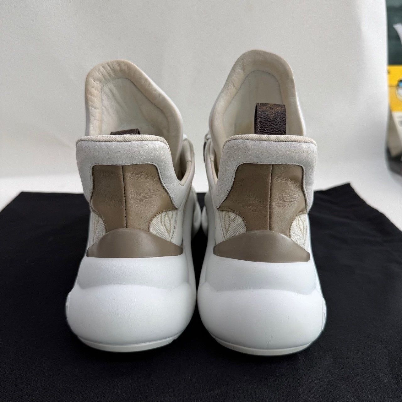Louis Vuitton Louis Vuitton White Lowtop Sneakers us_8-5 Women Size US 8.5 / IT 38.5 - 5 Thumbnail