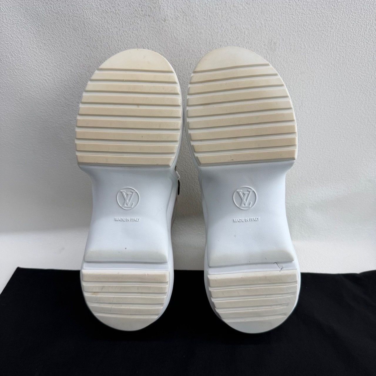 Louis Vuitton Louis Vuitton White Lowtop Sneakers us_8-5 Women Size US 8.5 / IT 38.5 - 7 Thumbnail